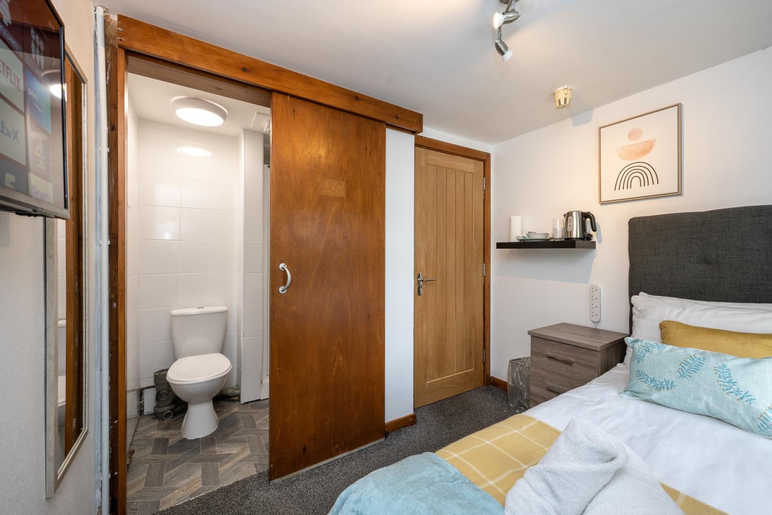 One-Bedroom Apartment photo 3
