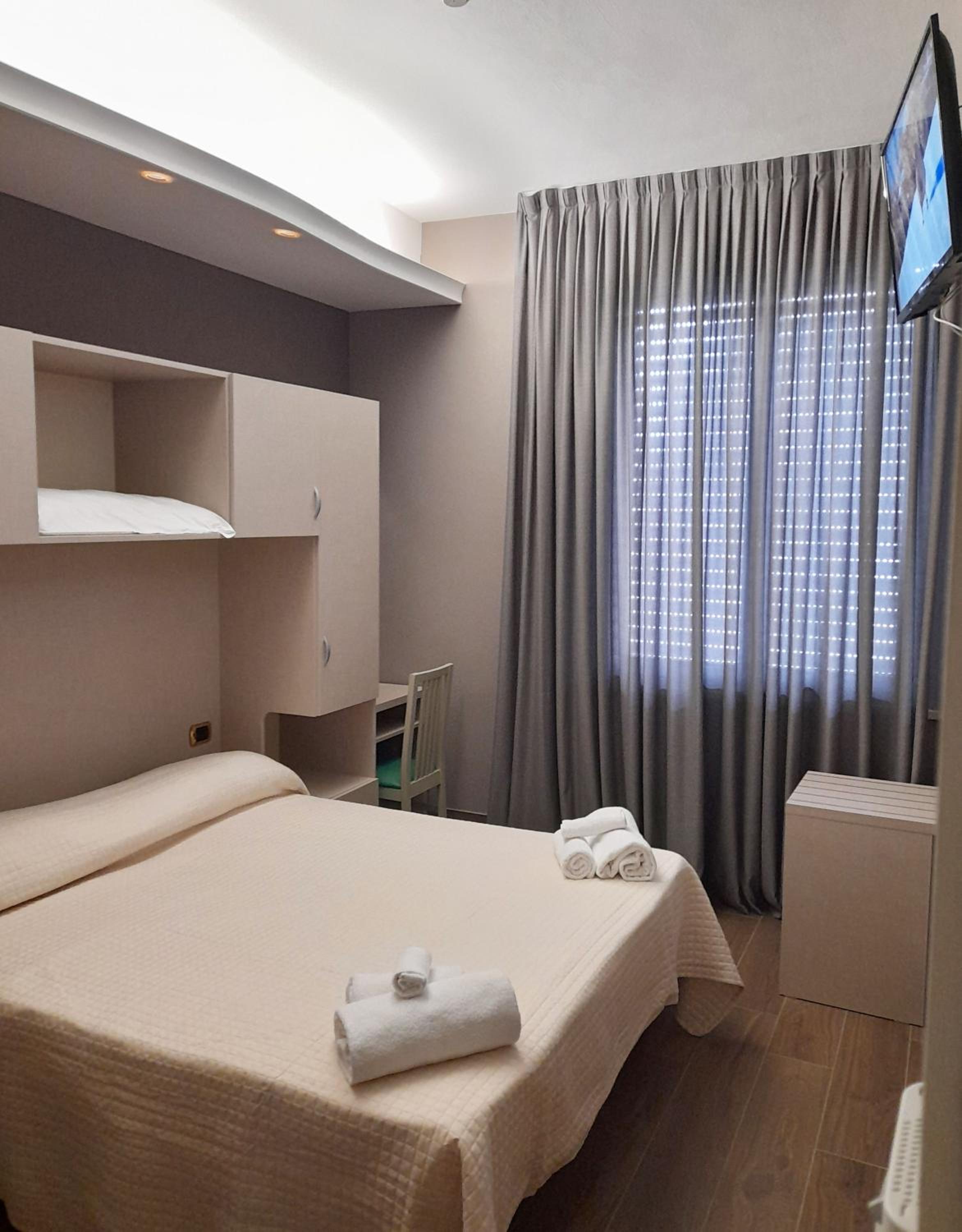 Double or Twin Room - Photo 4