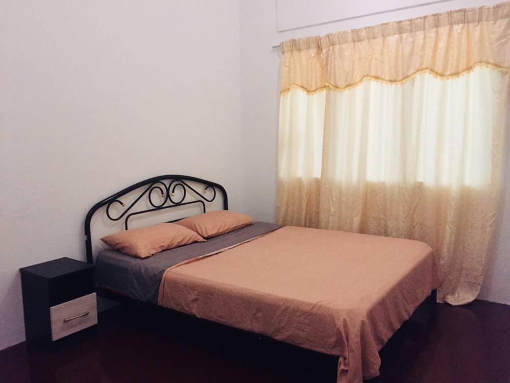 Queen Room photo 2