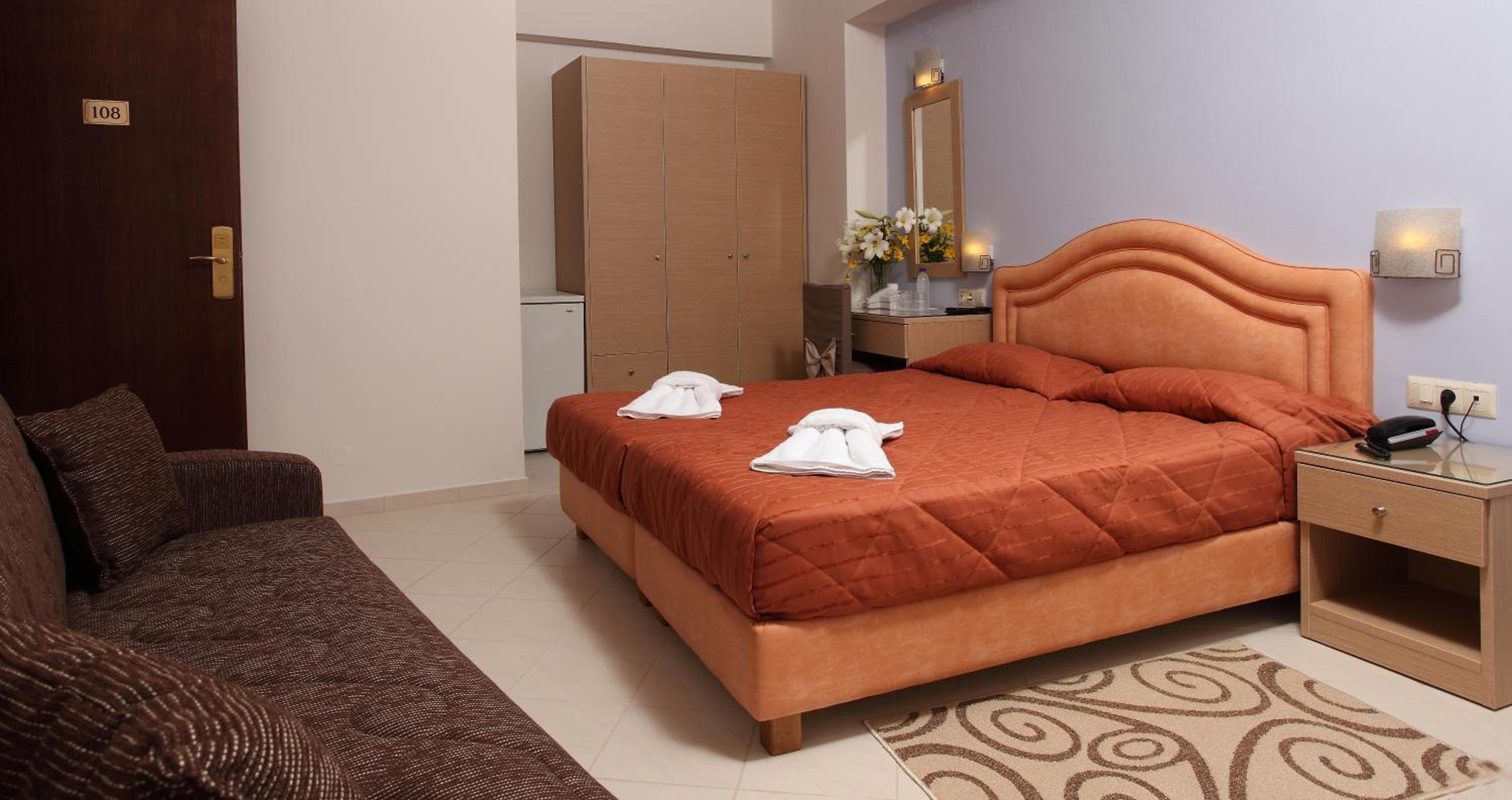 Dreibettzimmer mit Stadtblick