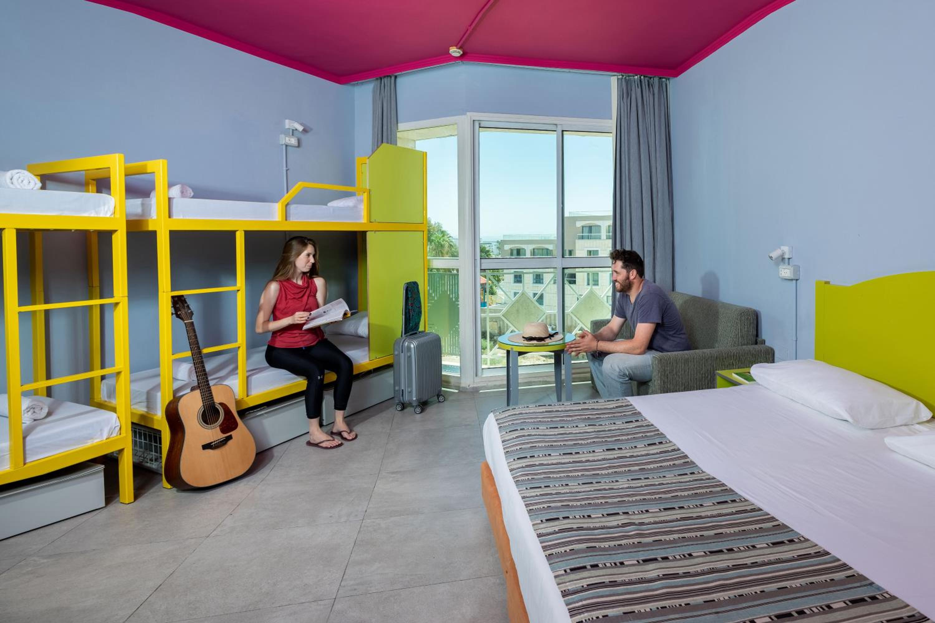 אברהם אילת — Grand Family Room