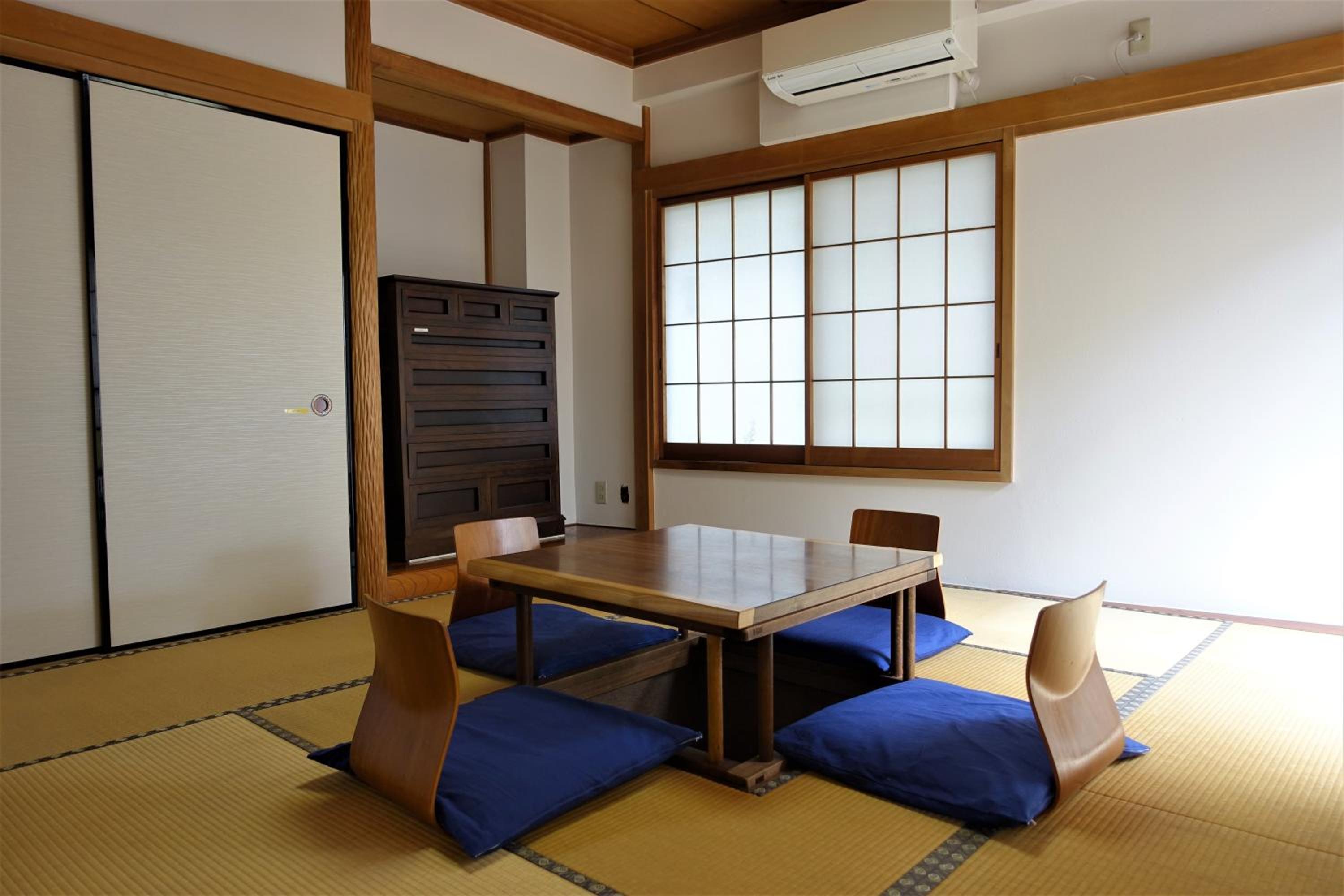 Five-Bedroom House photo 1
