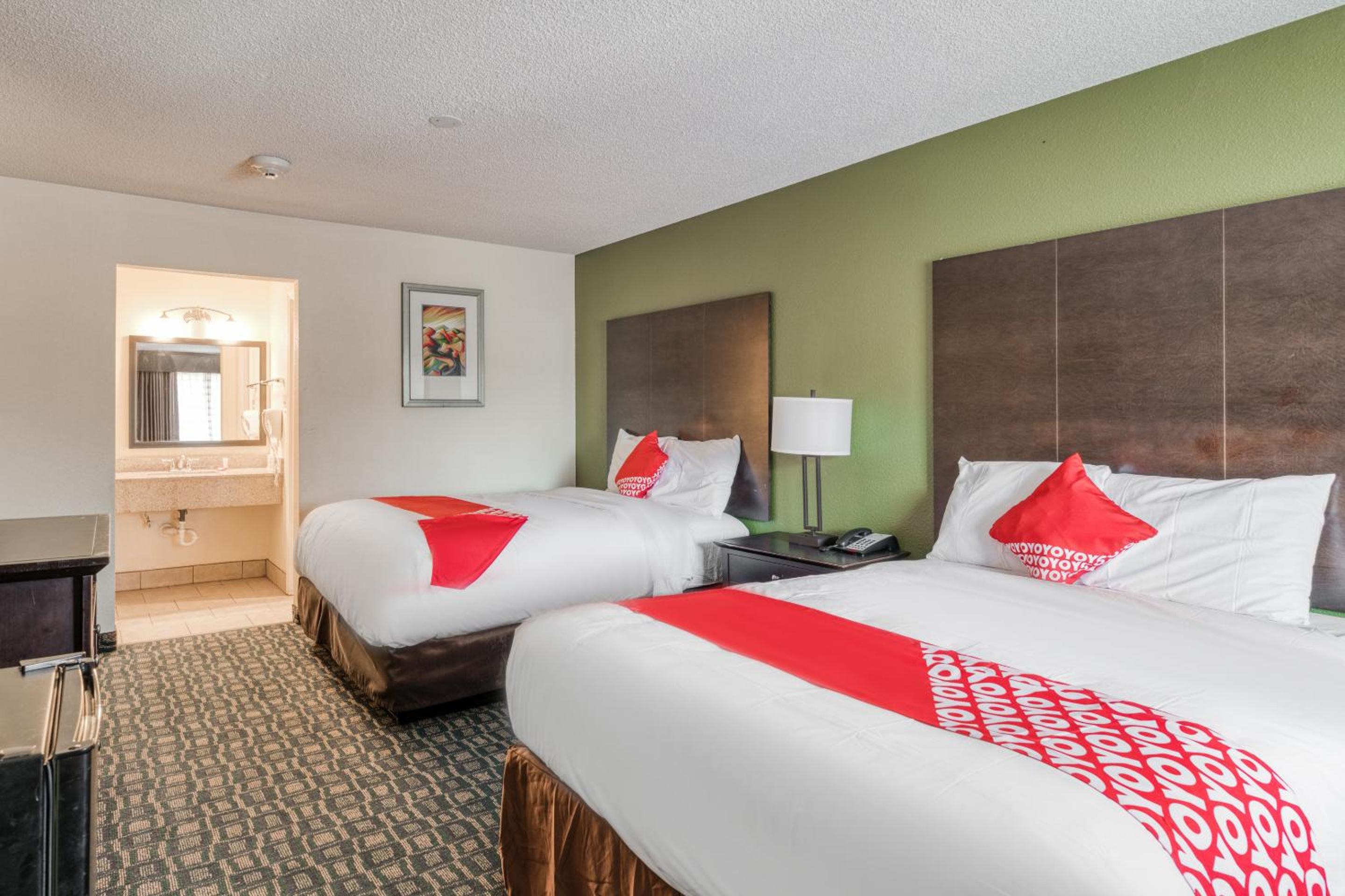 Queen Room with Two Queen Beds - Photo 5