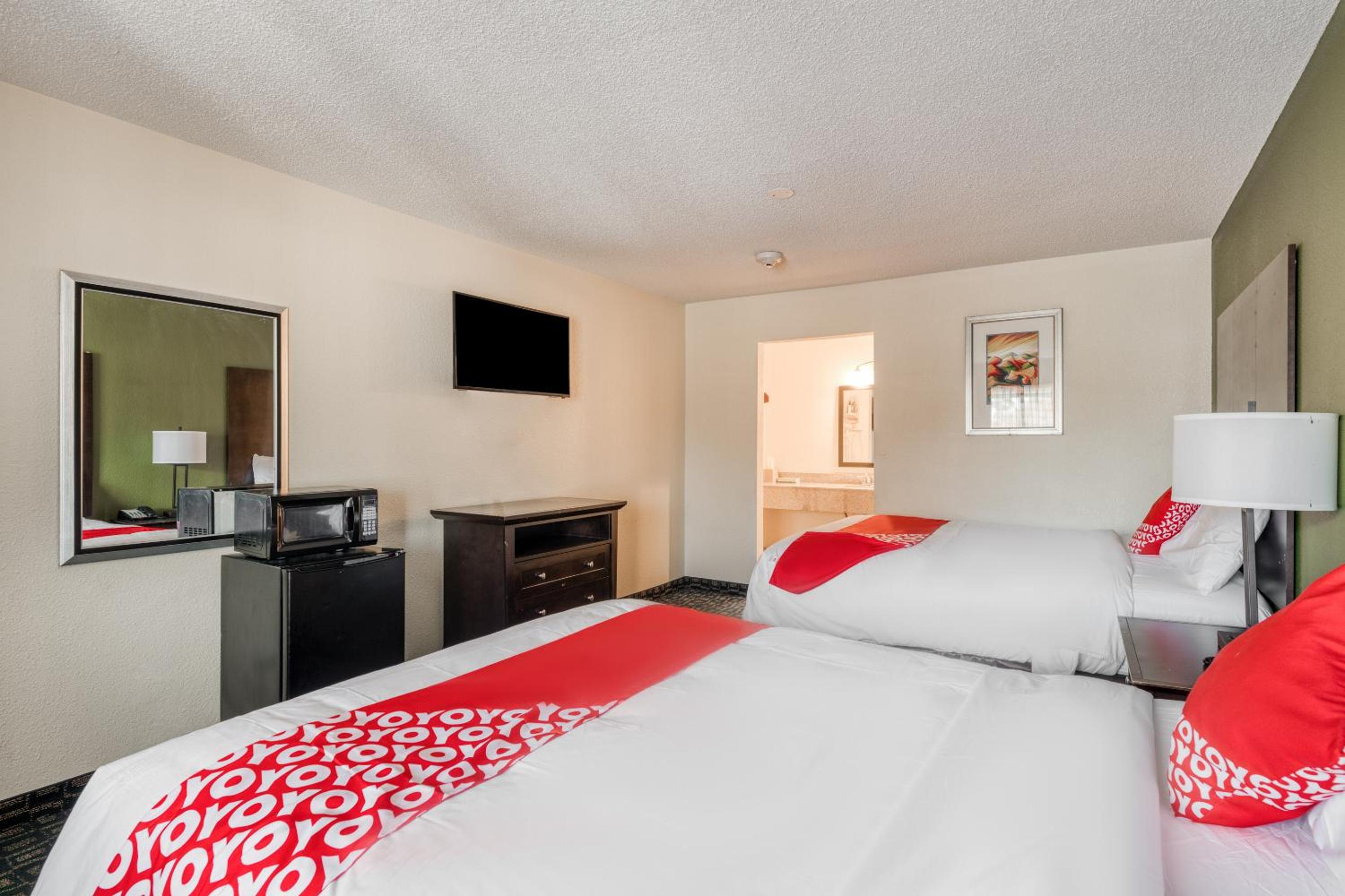 Queen Room with Two Queen Beds - Photo 4
