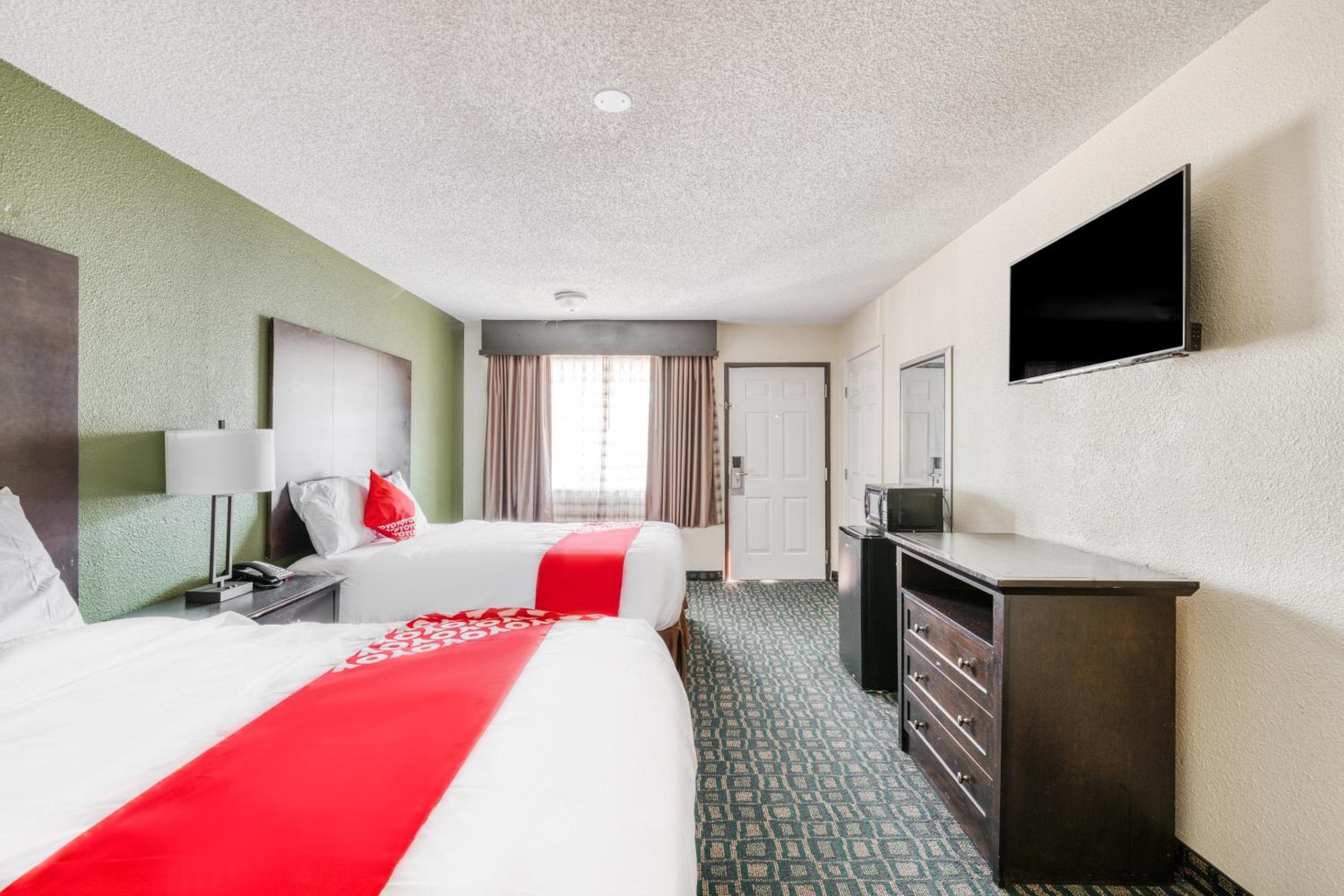 Queen Room with Two Queen Beds - Photo 2