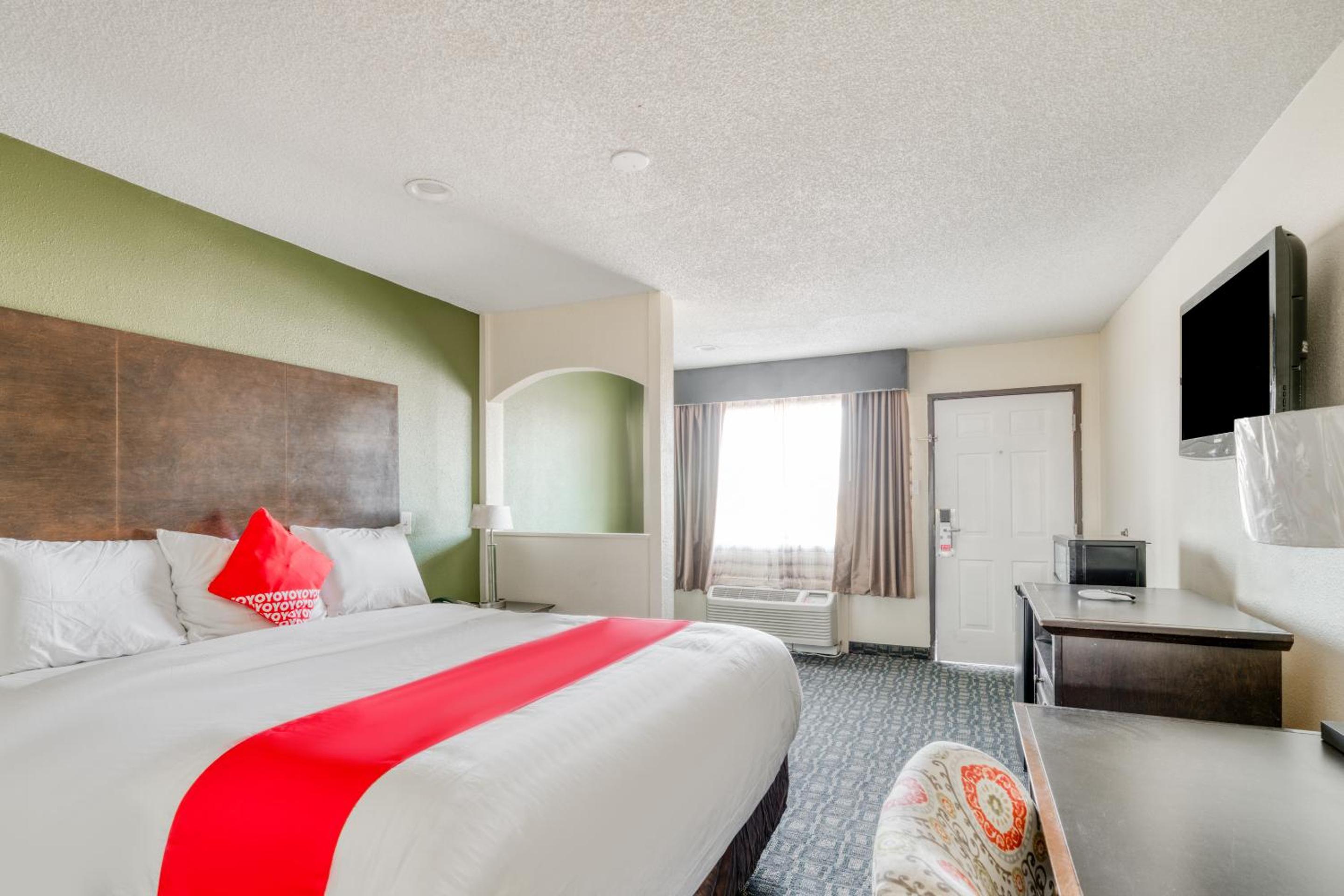 One-Bedroom Suite - Photo 2