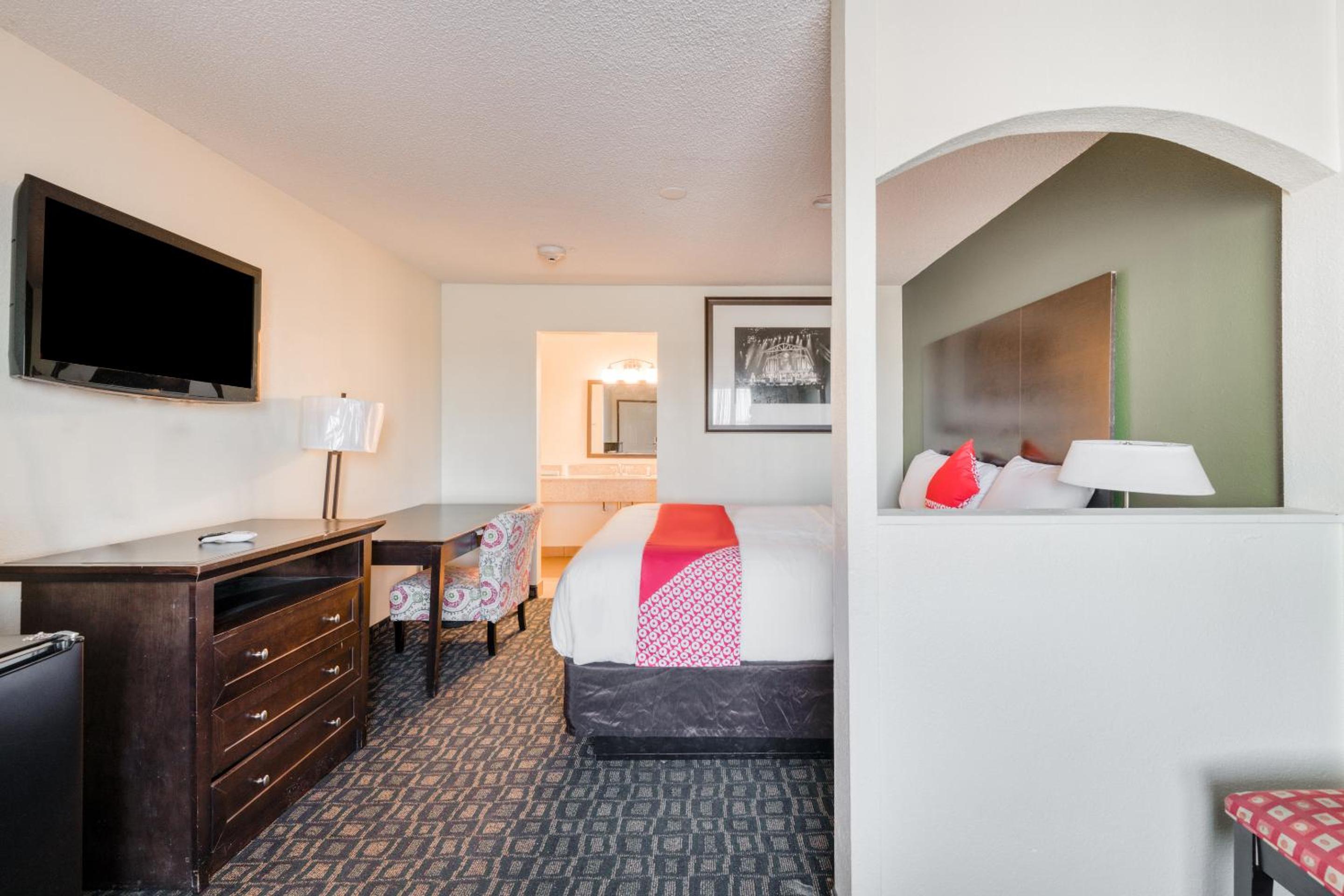 One-Bedroom Suite - Photo 6