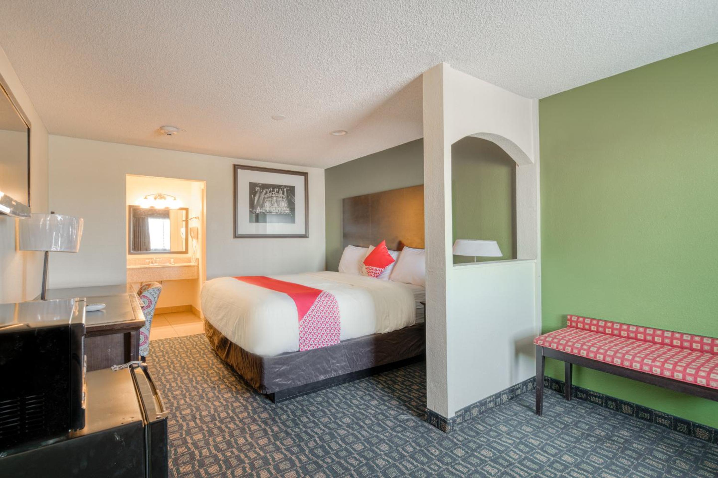 One-Bedroom Suite - Photo 3