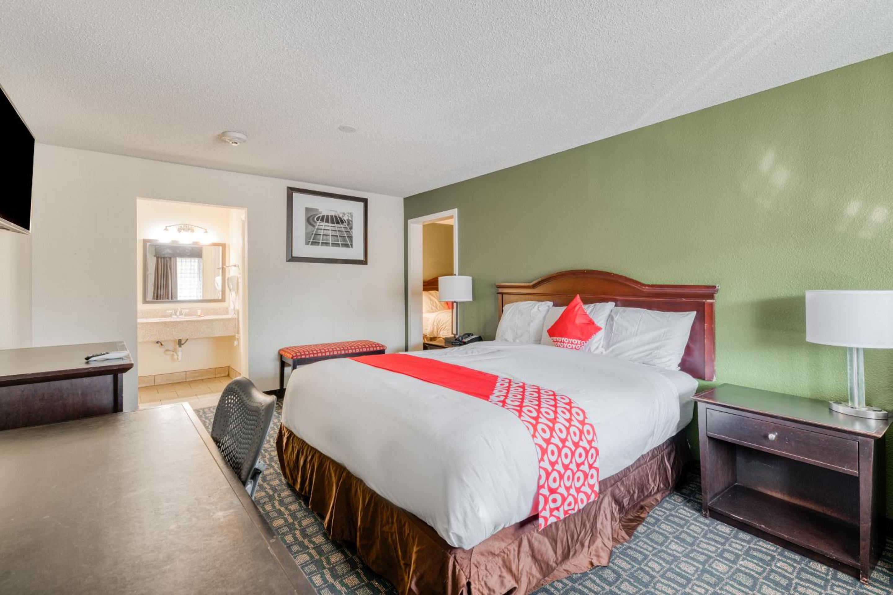 Two-Bedroom Suite - Photo 4