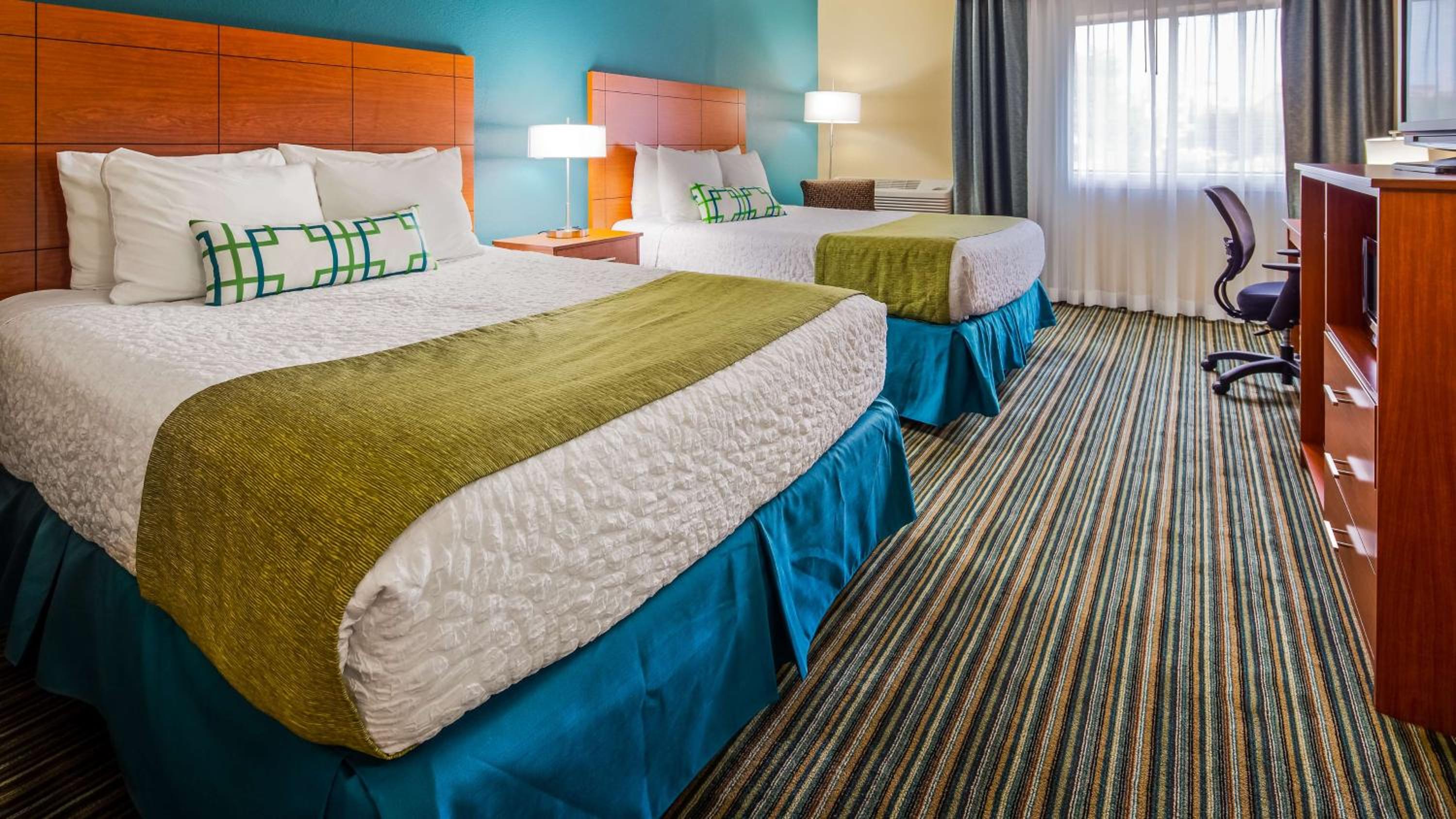 Queen Room with Two Queen Beds - Non-Smoking - Photo 3