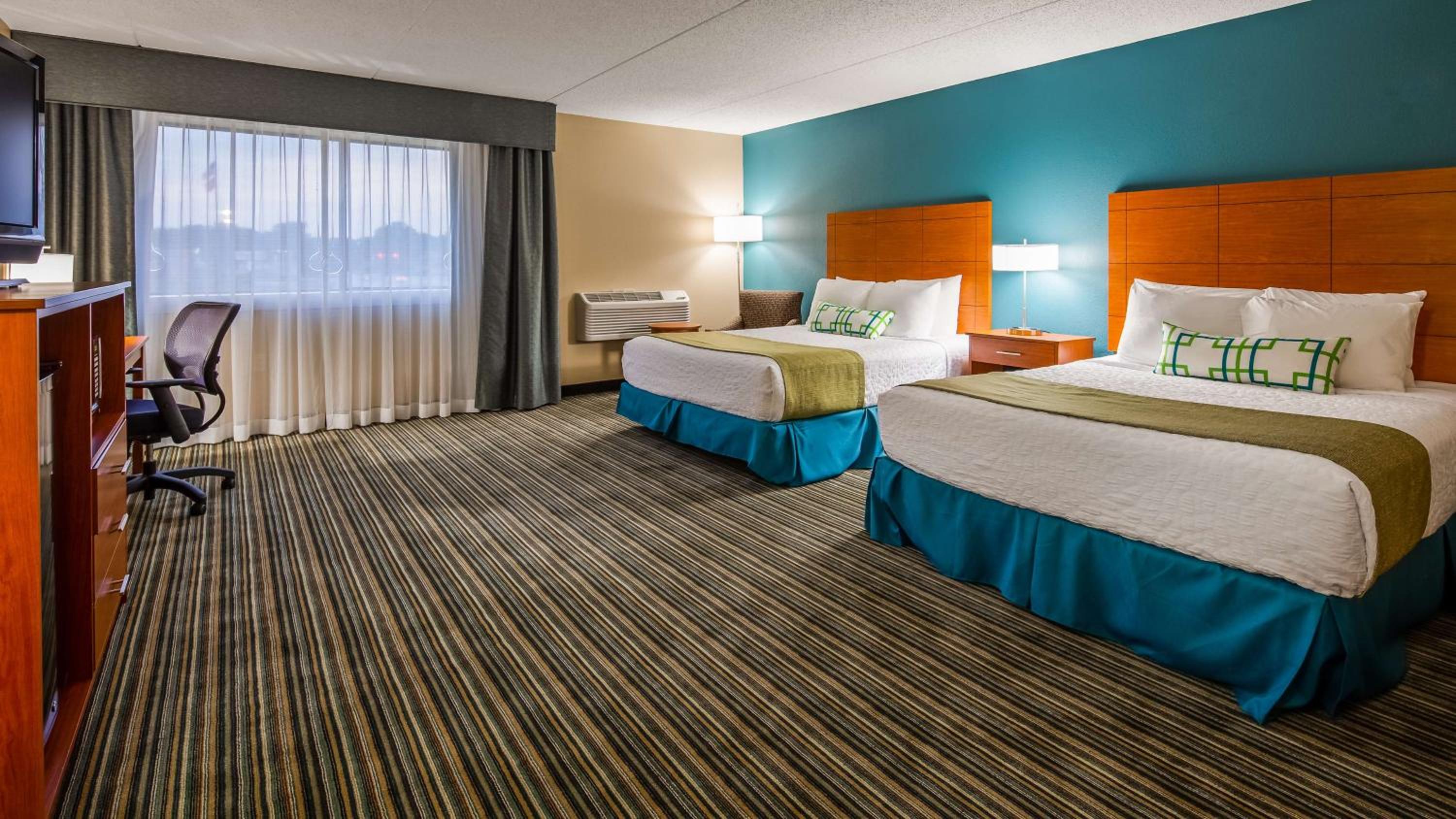 Queen Room with Two Queen Beds - Non-Smoking - Photo 1