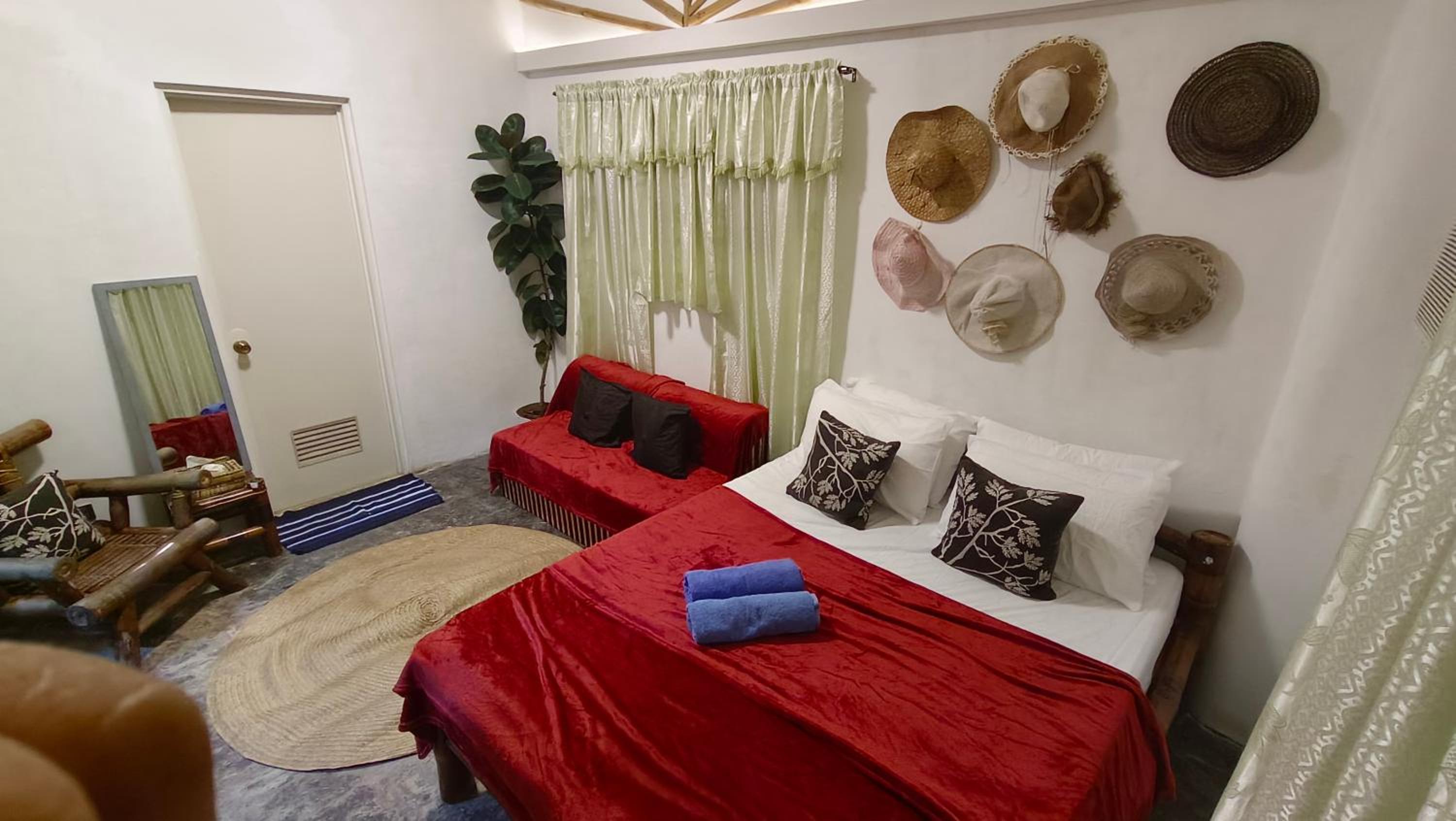 Quadruple Room with Balcony - Photo 1
