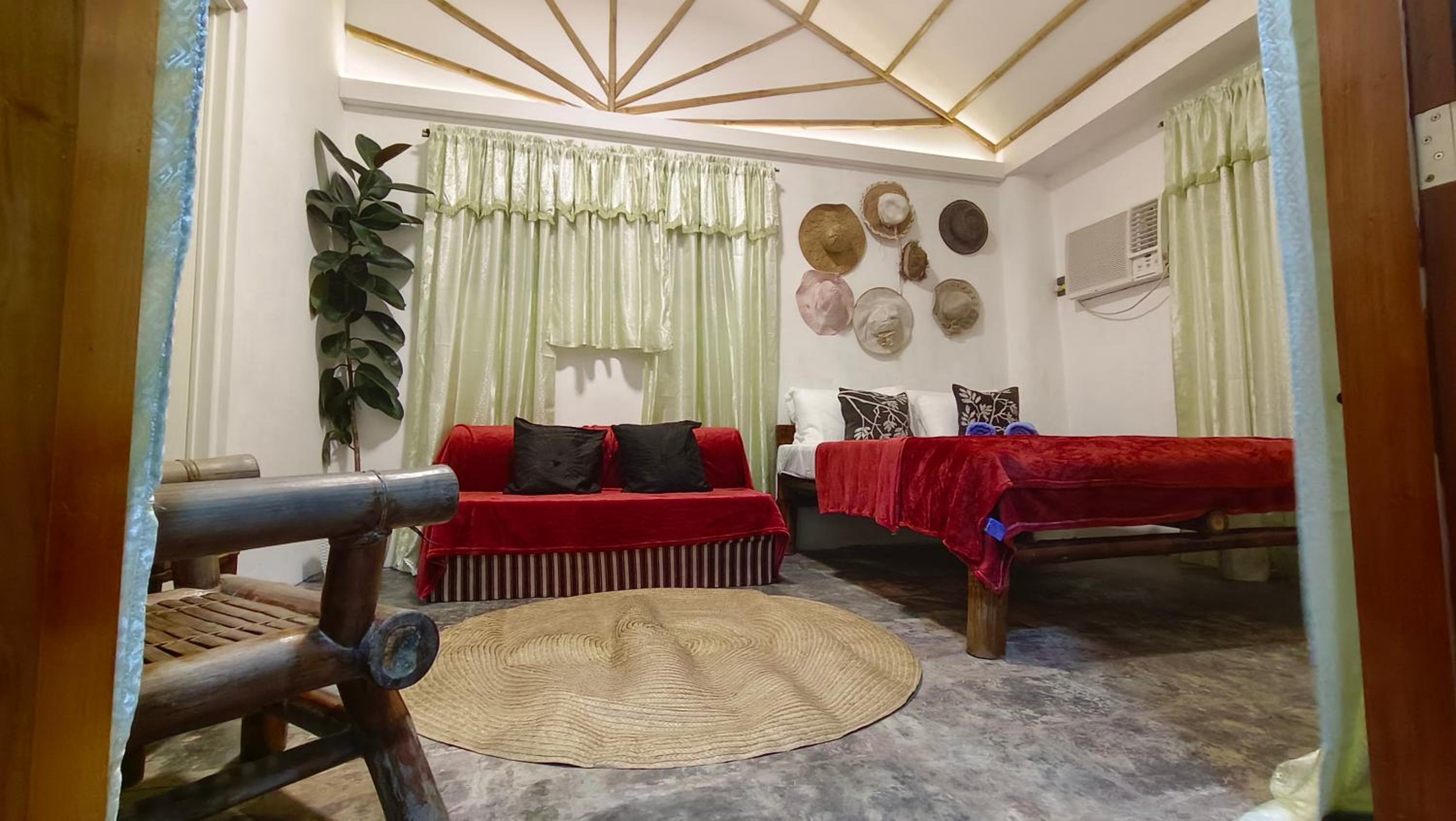 Quadruple Room with Balcony - Photo 8