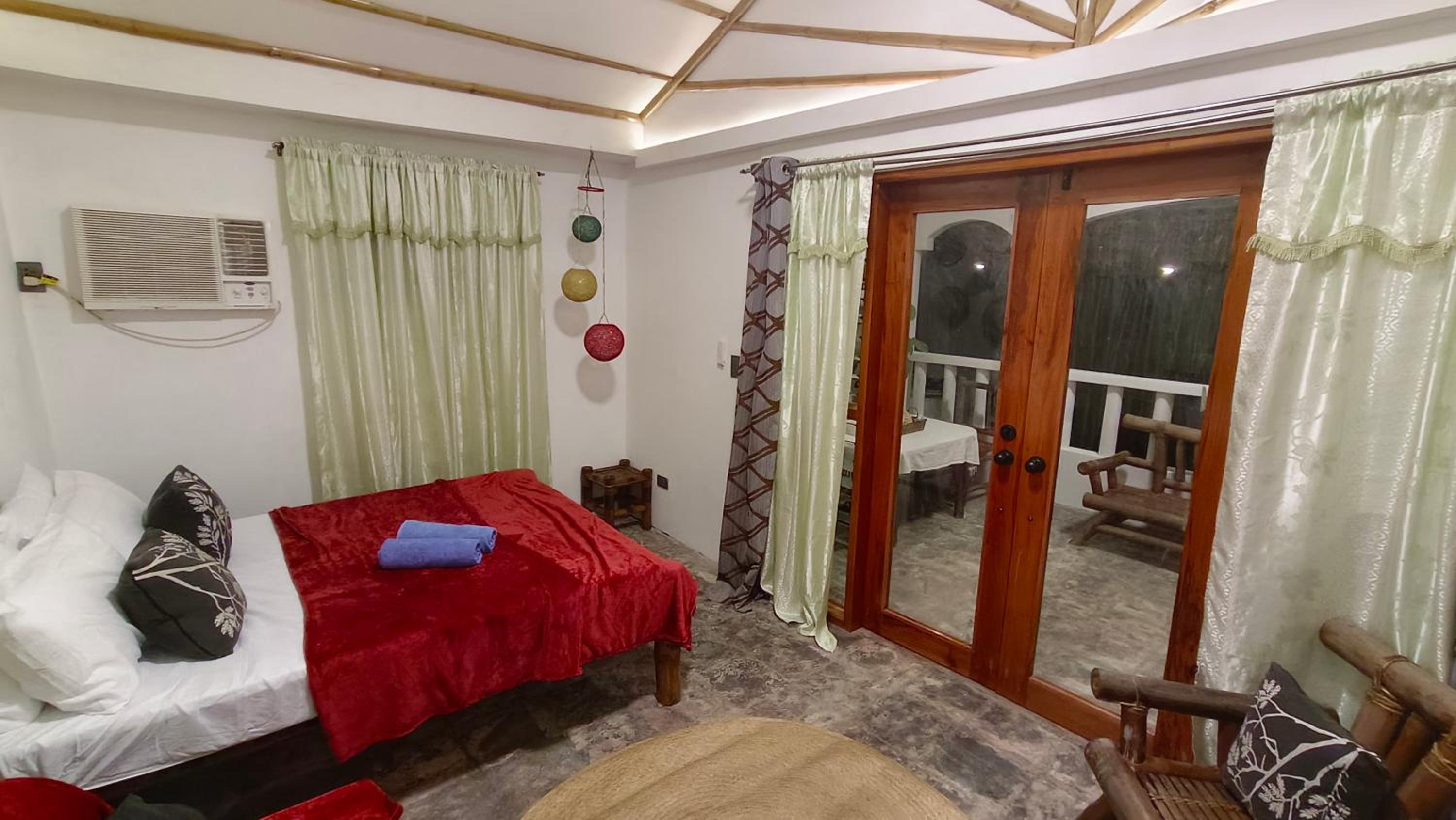 Quadruple Room with Balcony - Photo 9