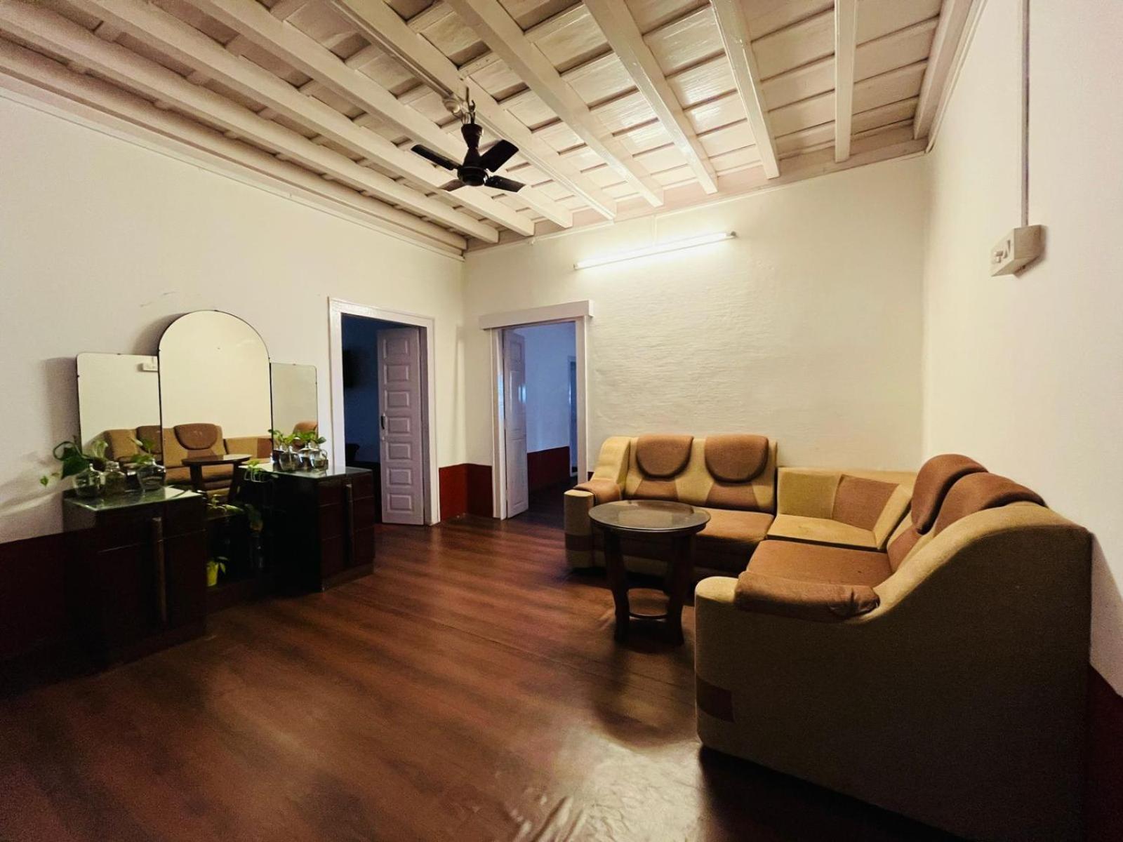 Five-Bedroom House photo 1