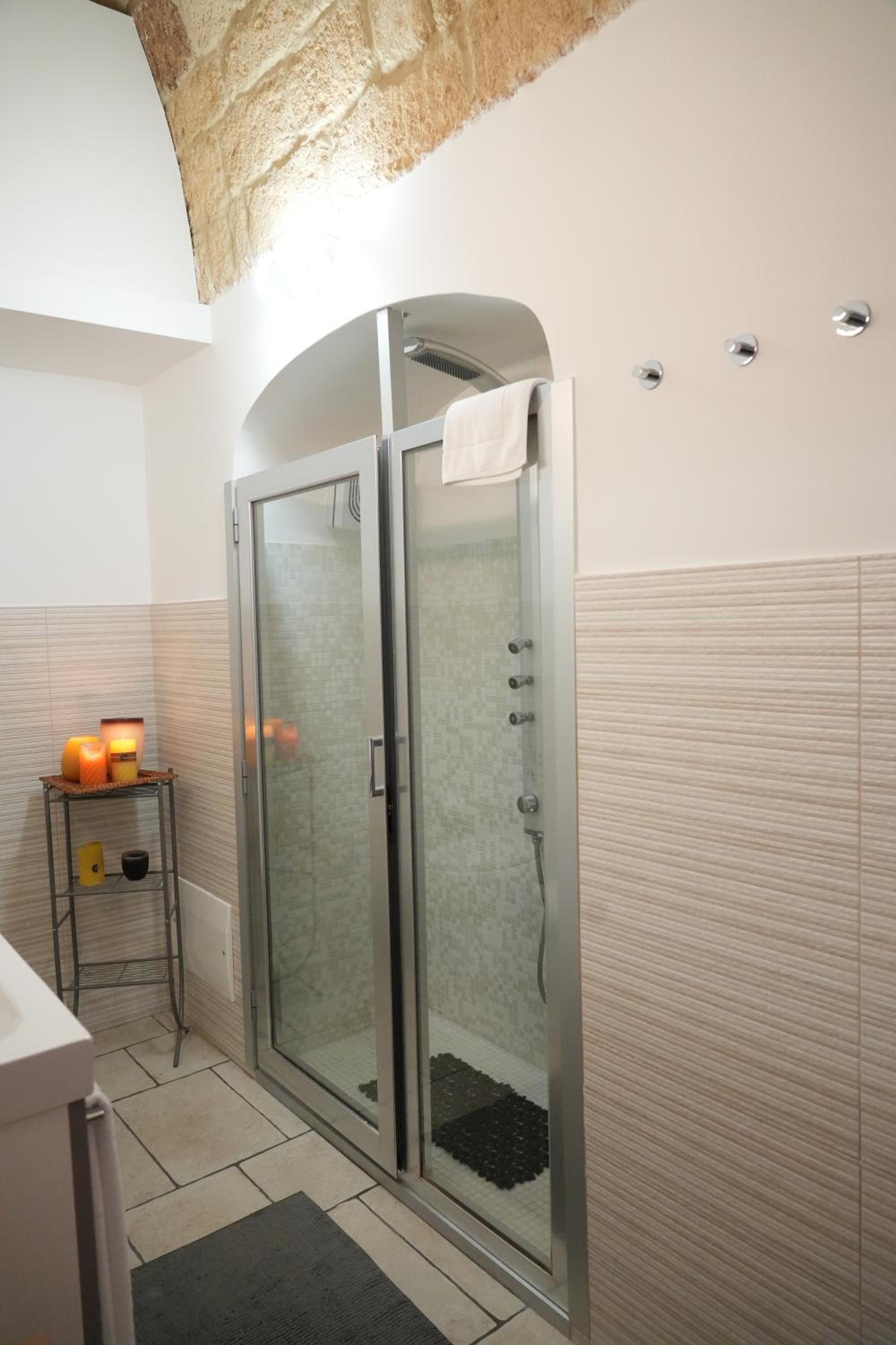 Suite - Photo 1