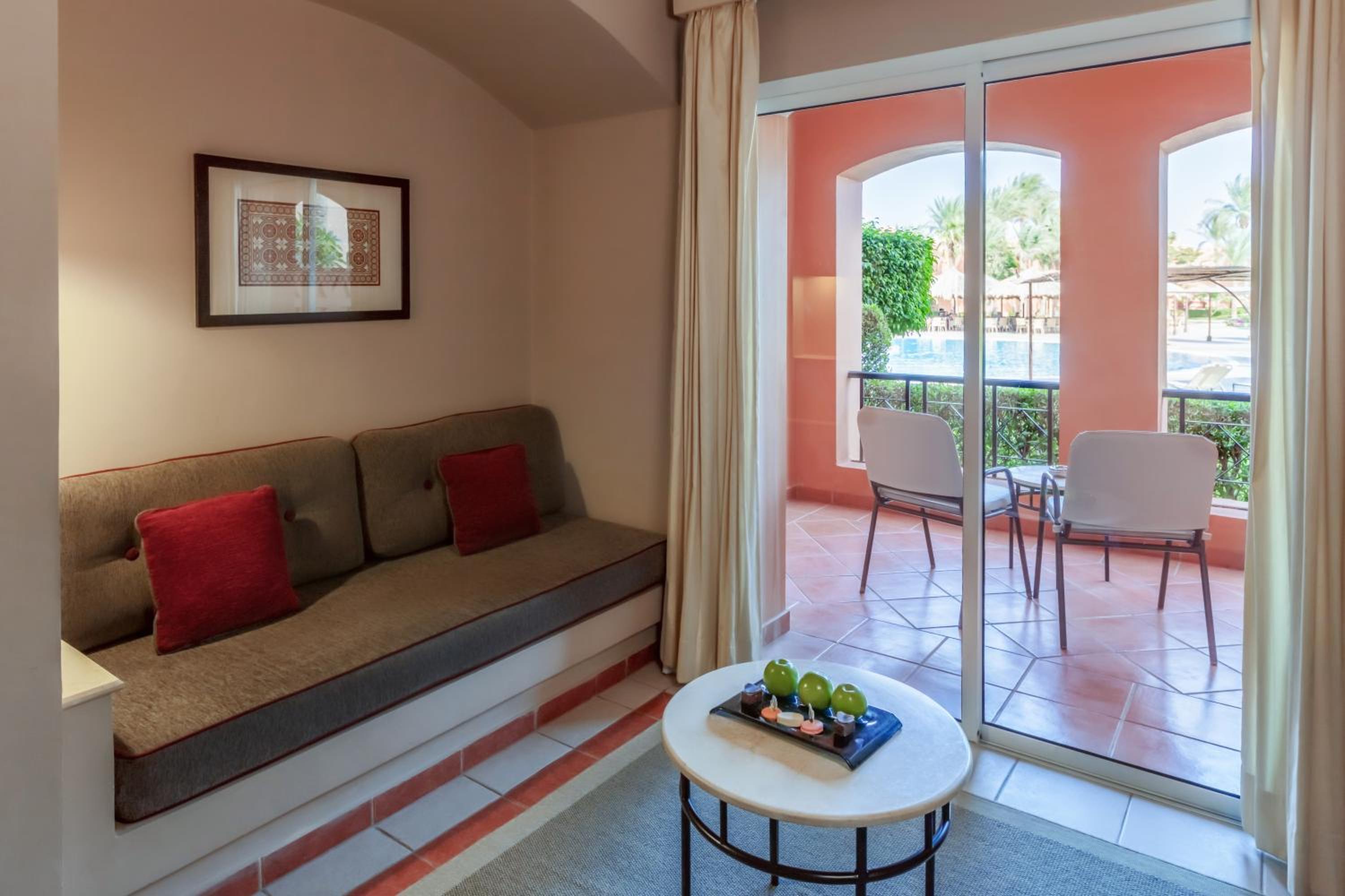 Family, Queen or Twin Bed, Pool View