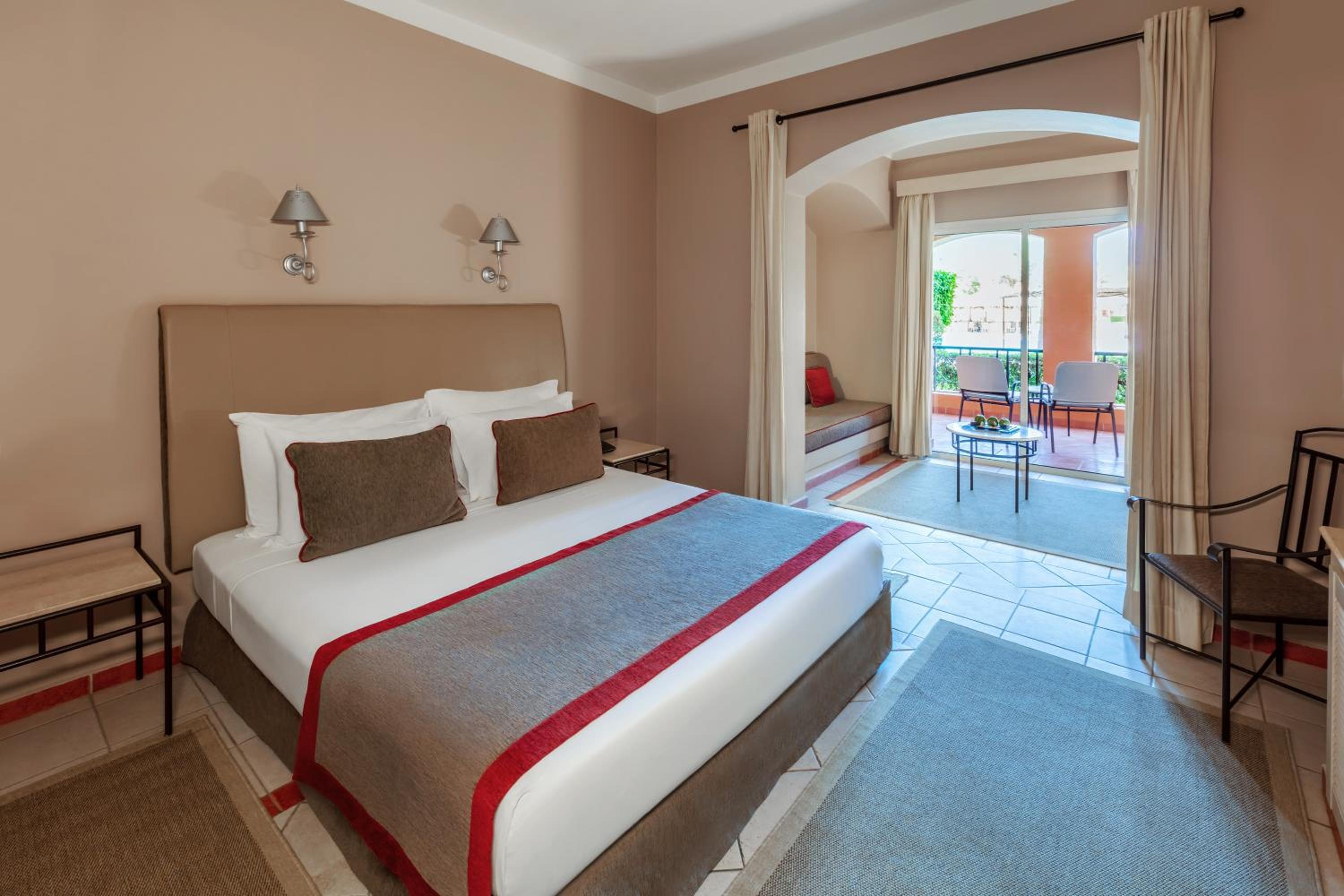 Family, Queen or Twin Bed, Pool View