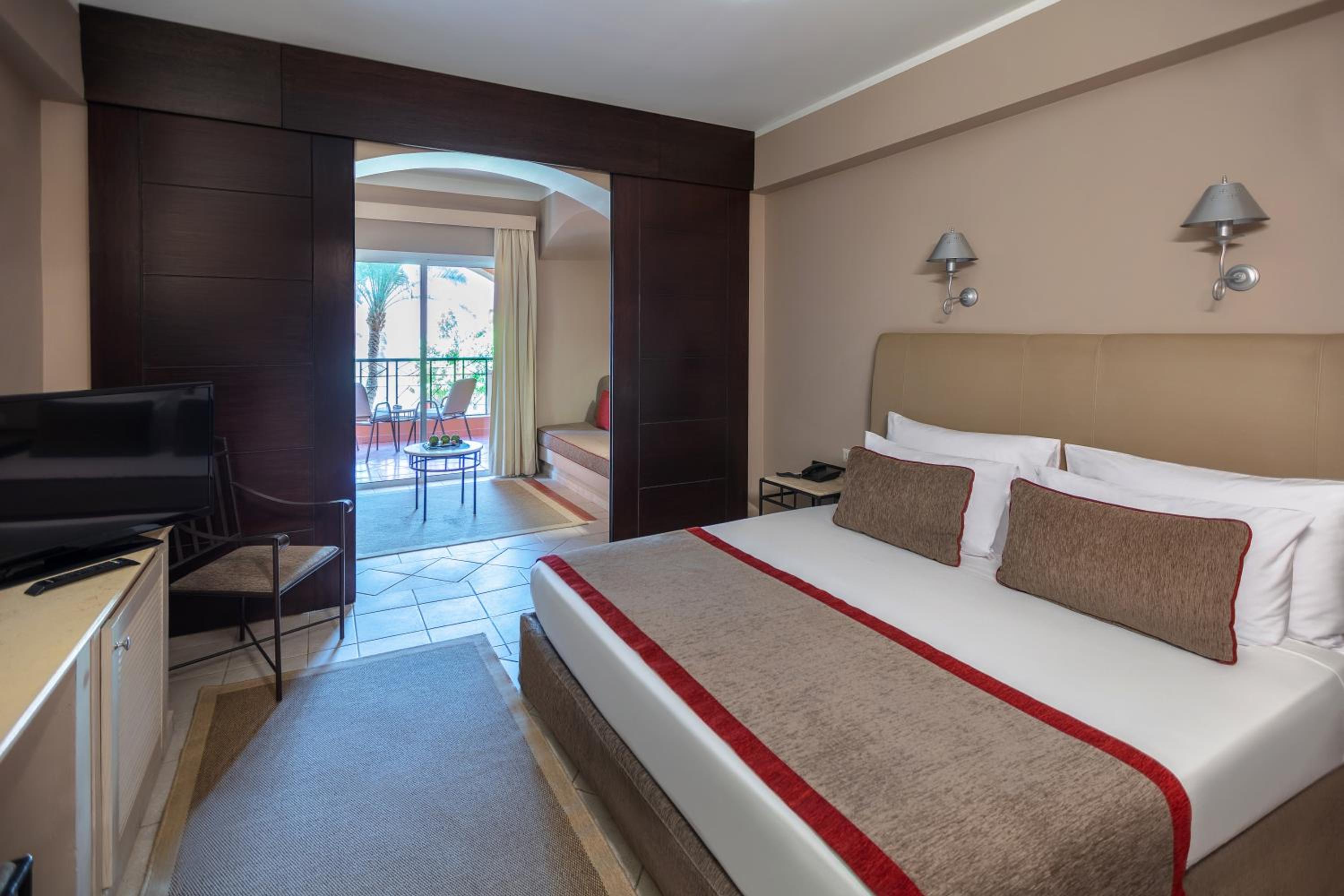 Deluxe Family, Queen or Twin Bed, Garden View