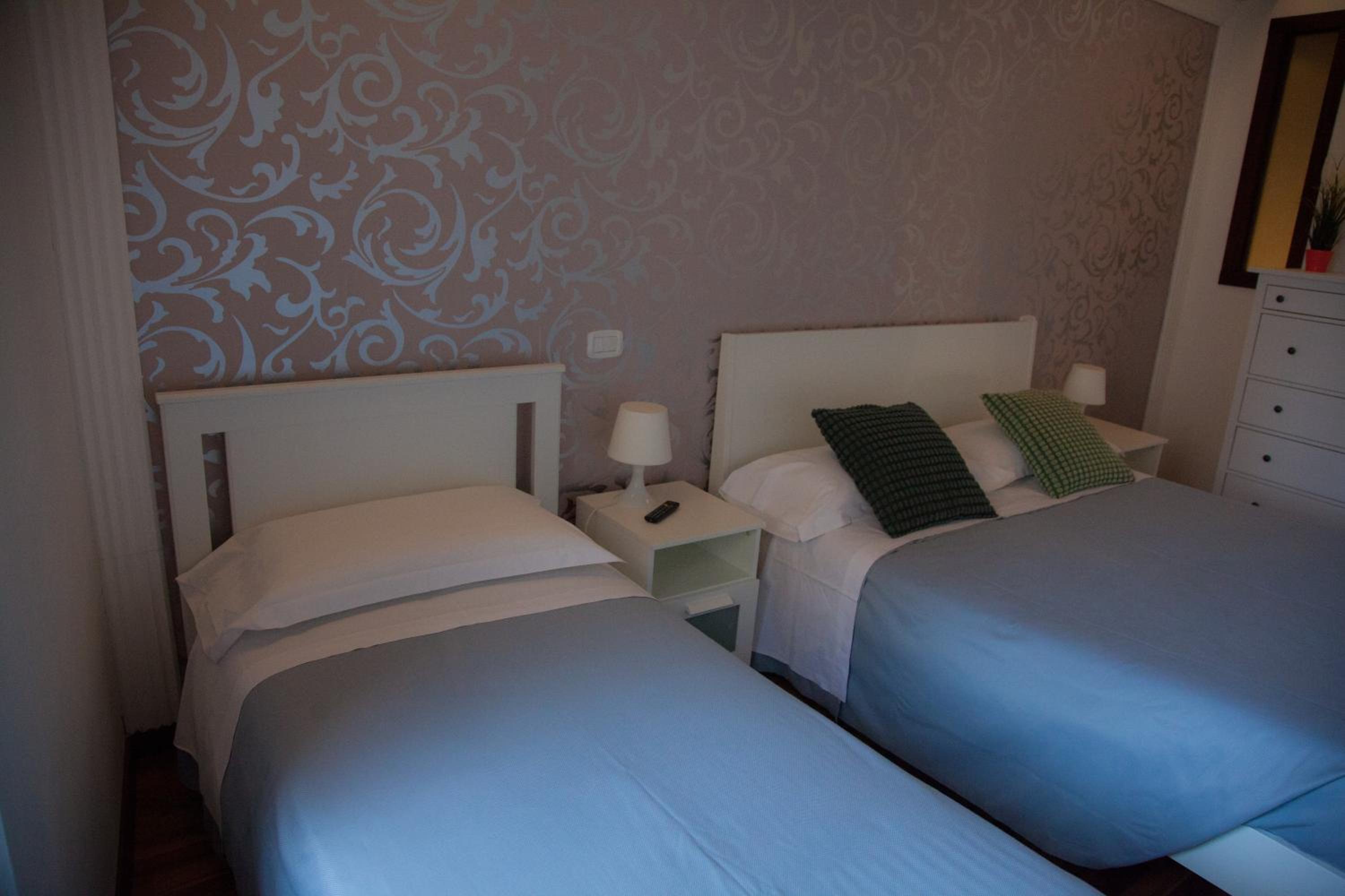 Two-Bedroom House - Photo 7
