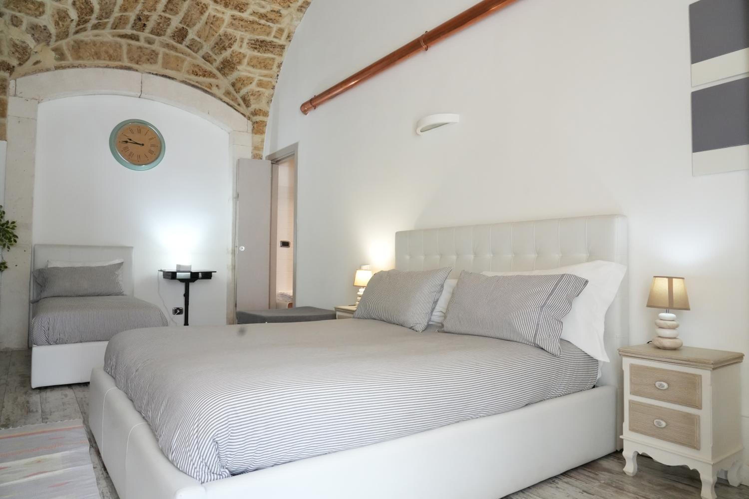 Large Double Room - Photo 2