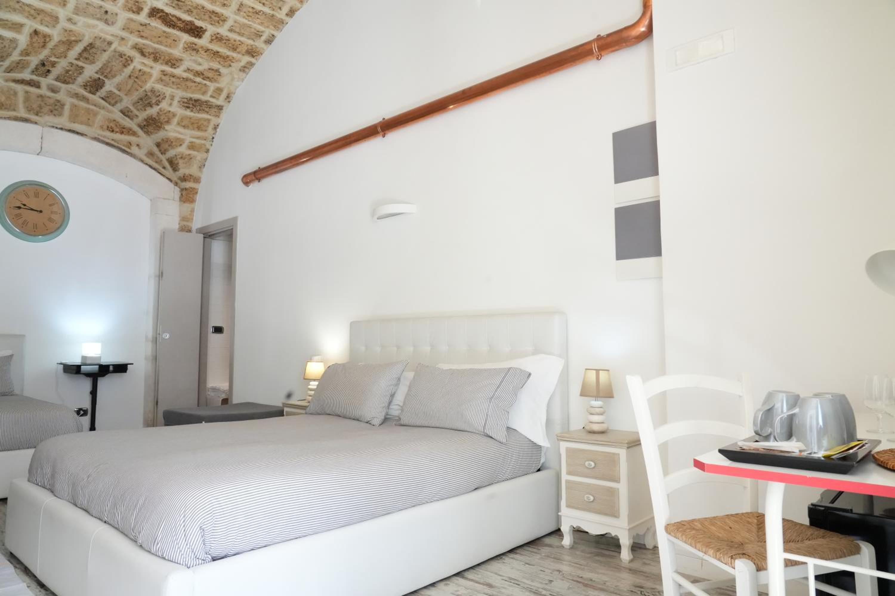 Large Double Room - Photo 7