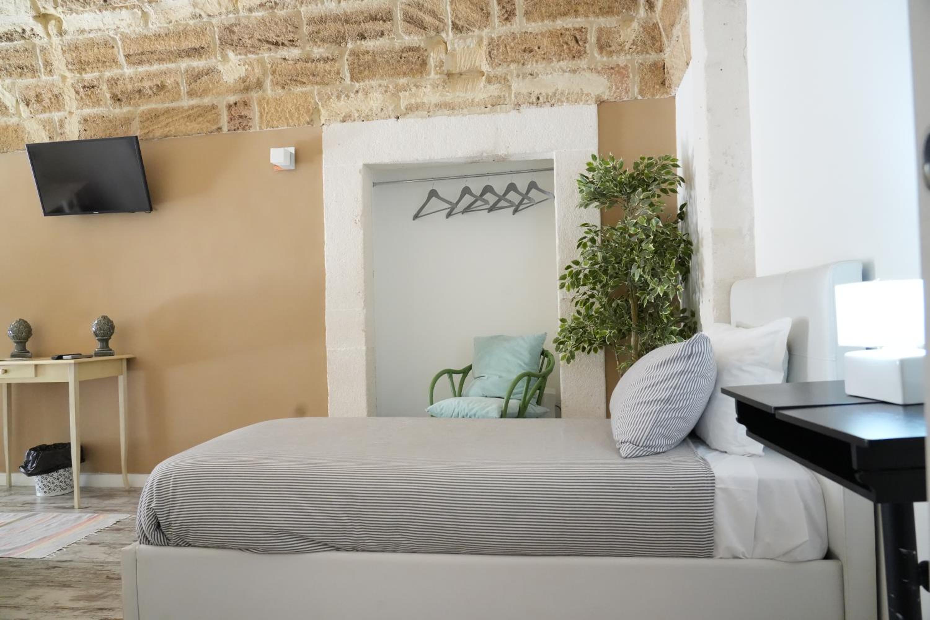 Large Double Room - Photo 5