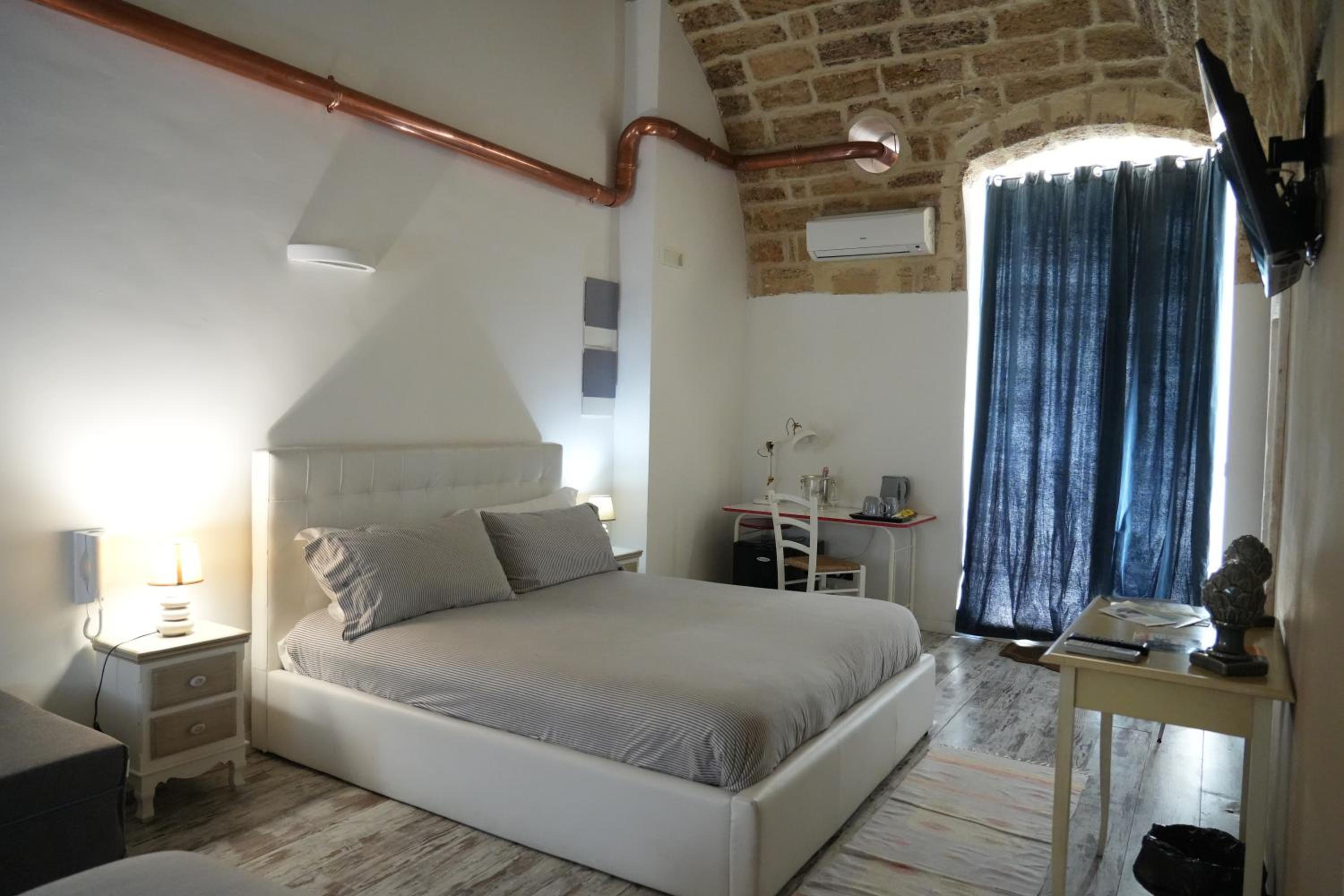 Large Double Room - Photo 4