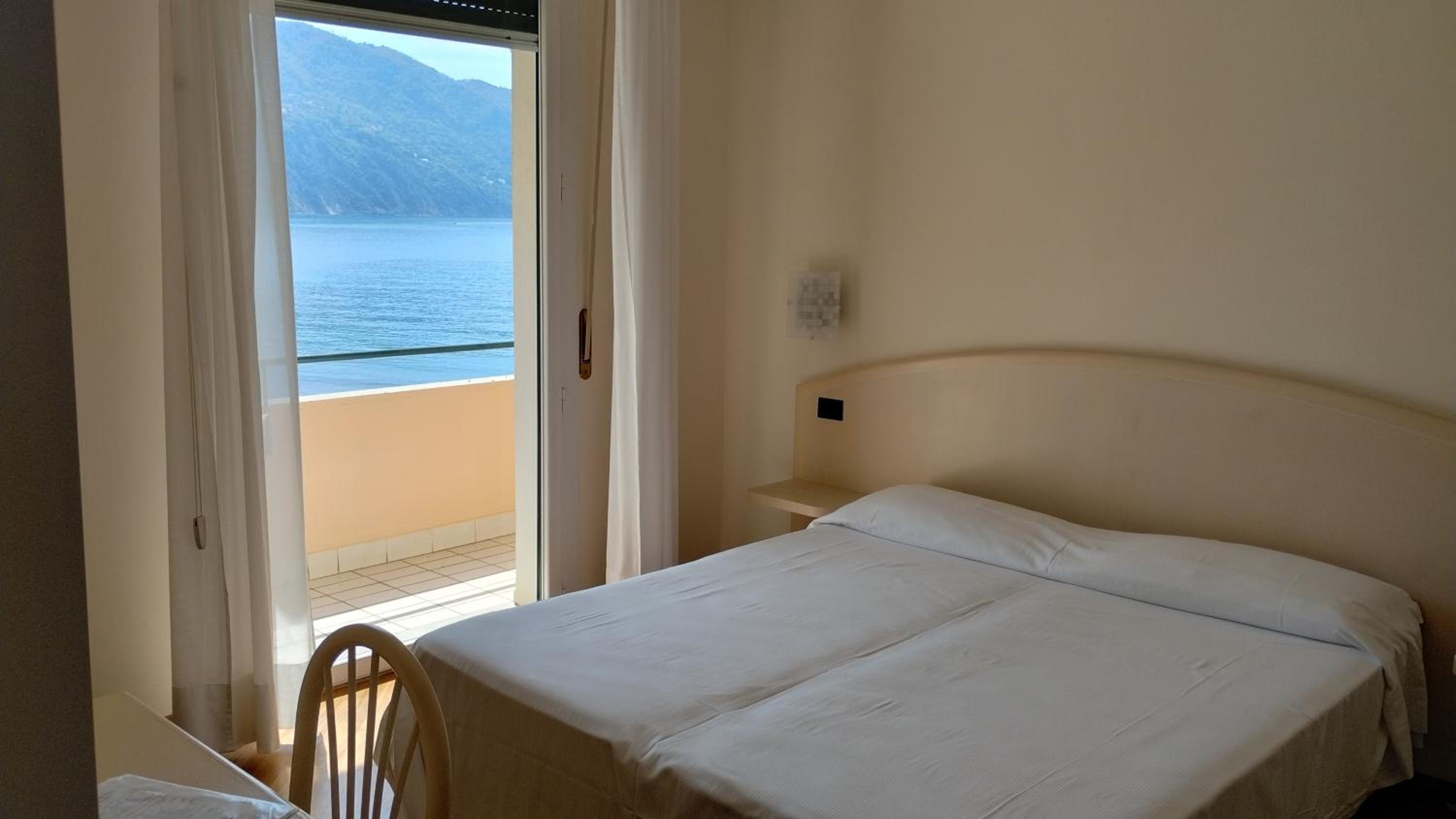 Double or Twin Room with Balcony and Sea View photo 3