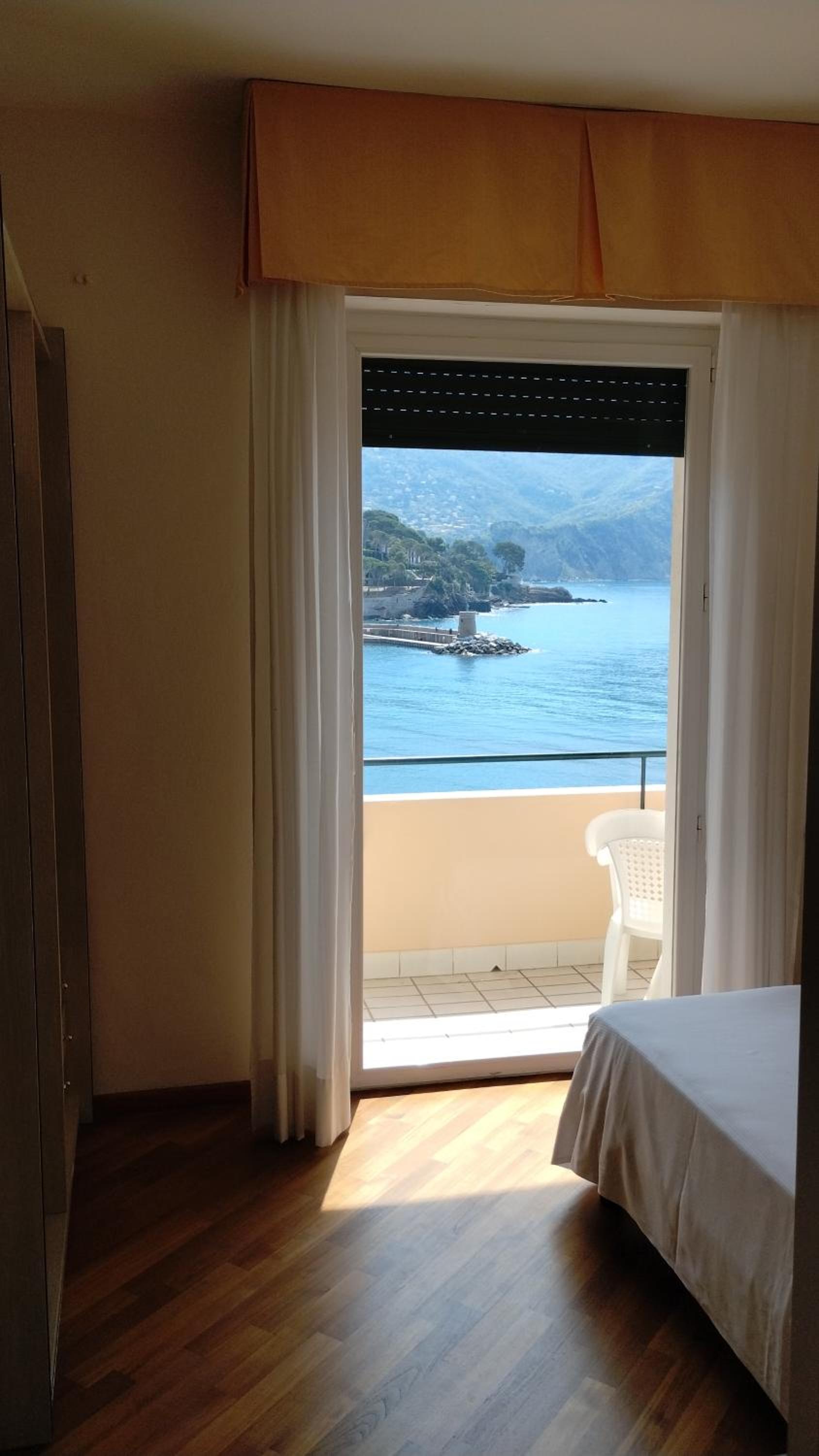 Double or Twin Room with Balcony and Sea View photo 2