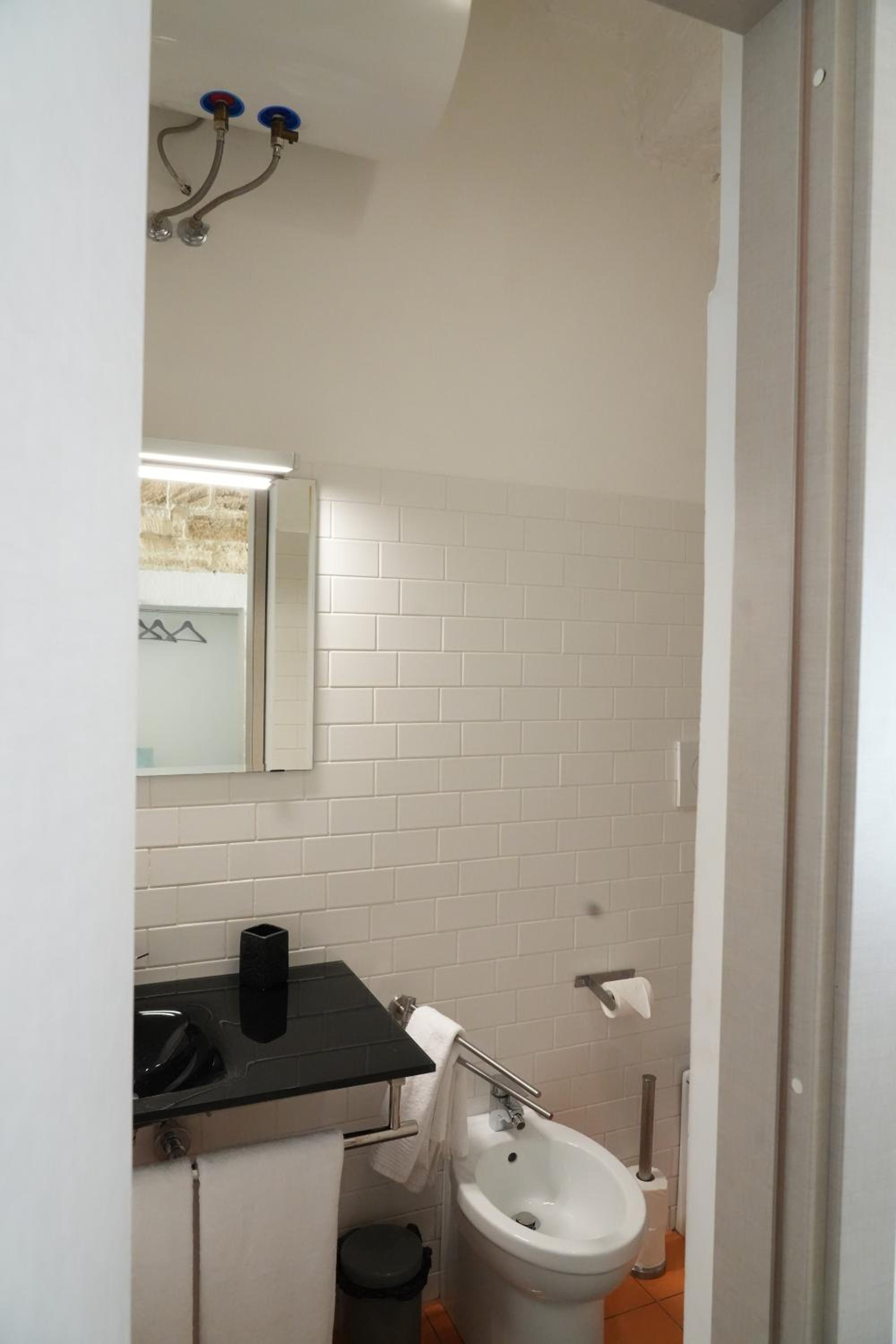Large Double Room - Photo 9