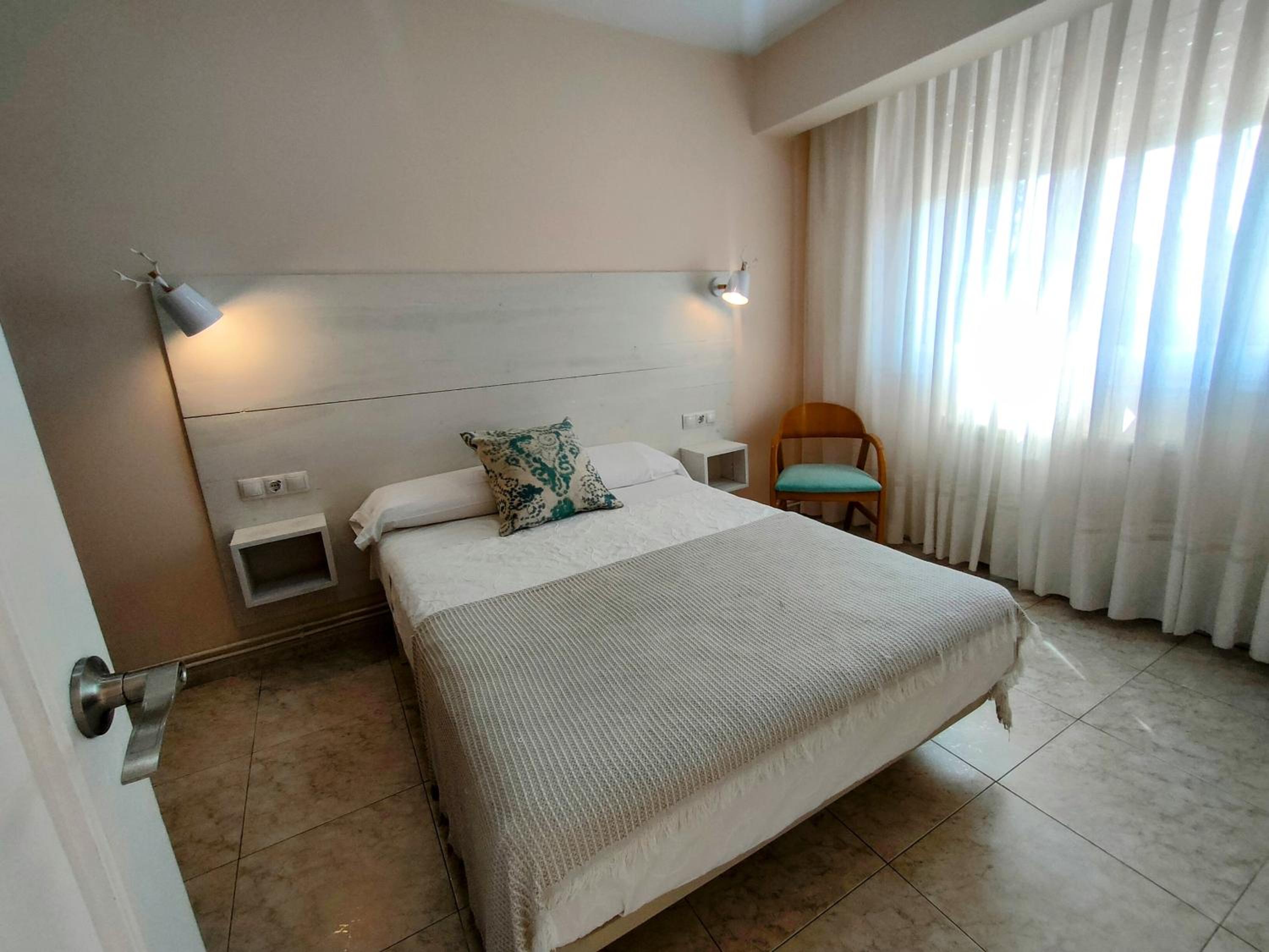 Three-Bedroom Ground-Floor Apartment with Garden photo 3