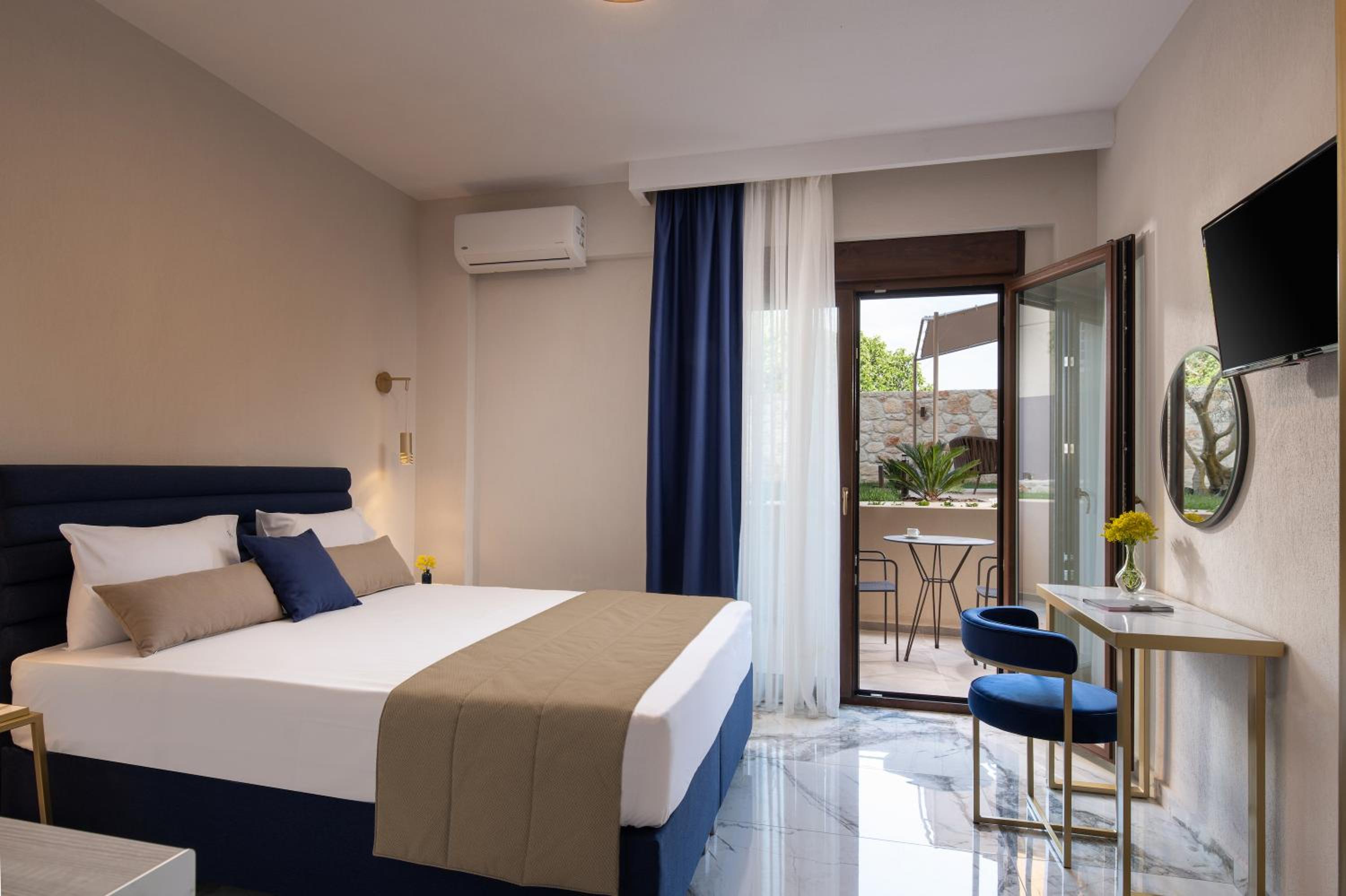 Double Room with Pool View - Photo 6