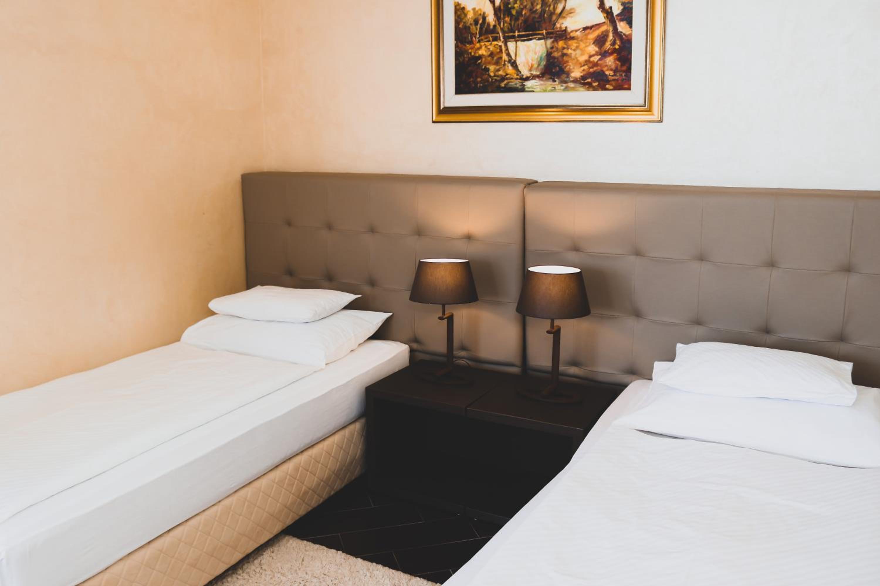 Double or Twin Room - Photo 7