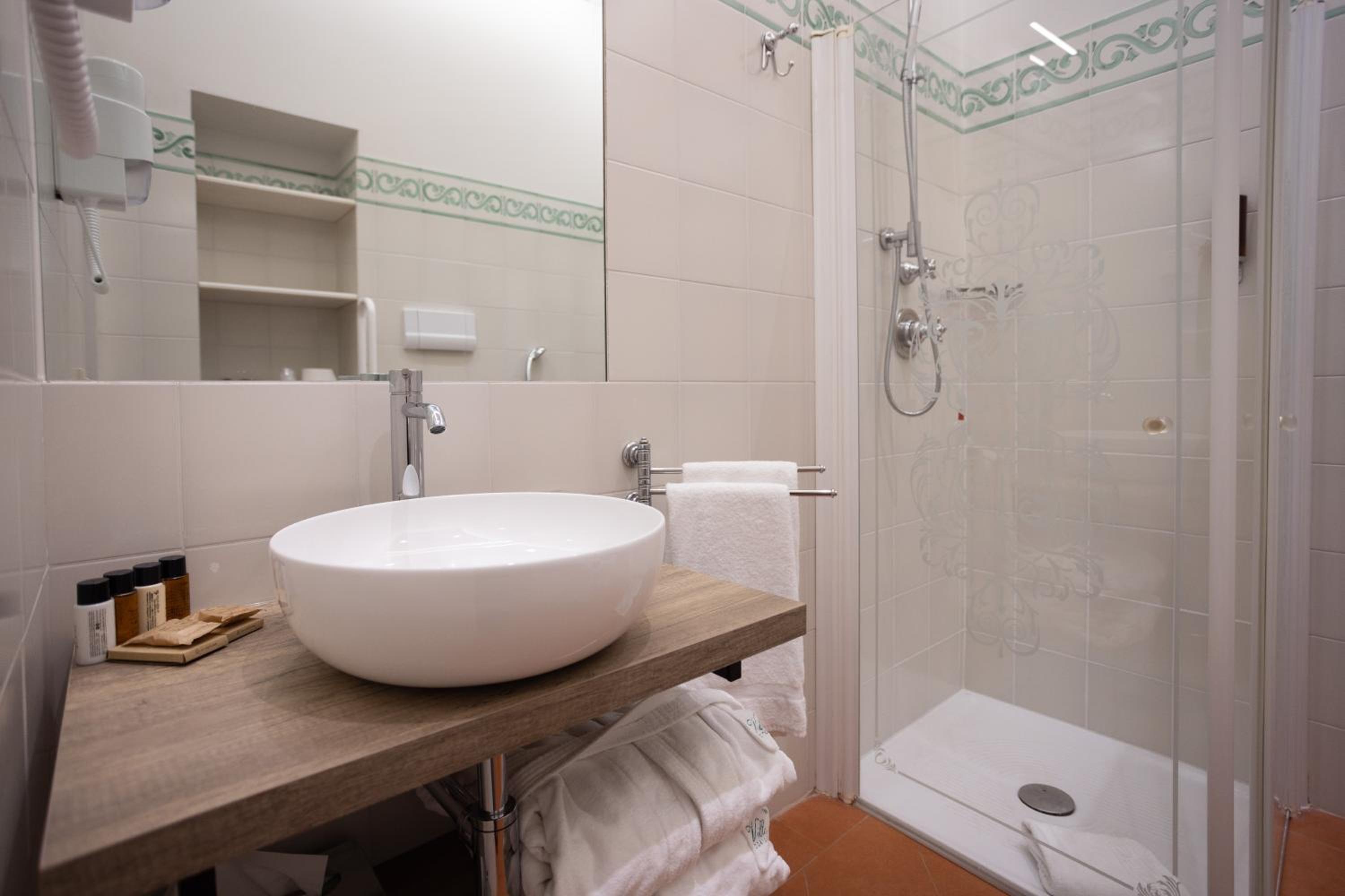 Standard King Room - Photo 5