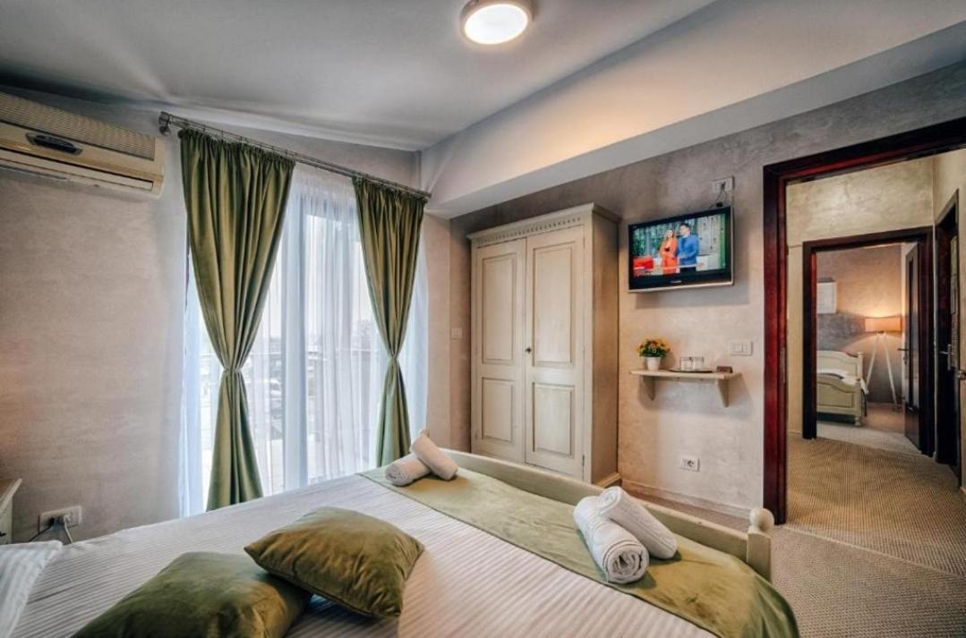 Suite - Photo 1