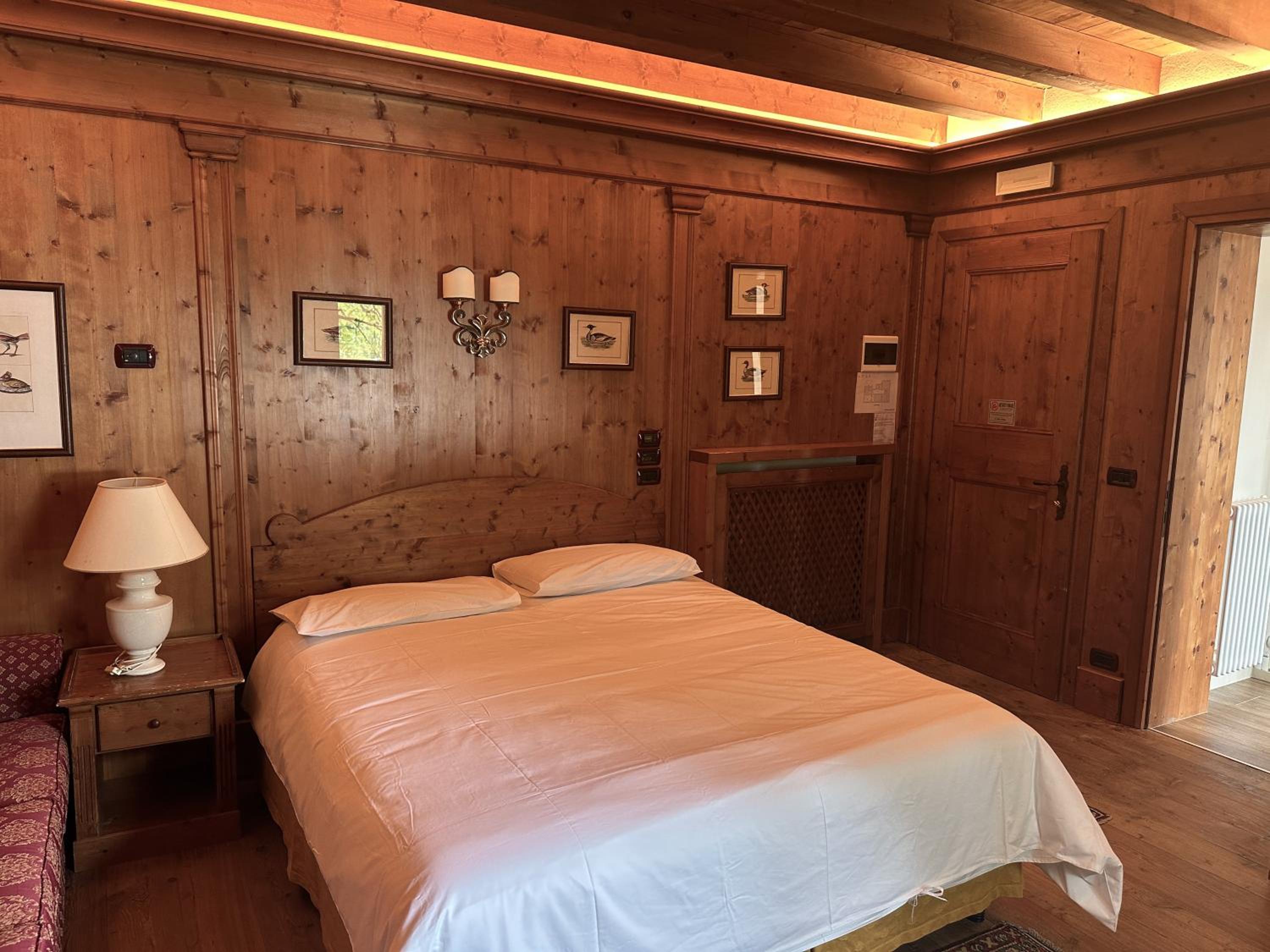 Deluxe Room (2 Adults + 1 Child)