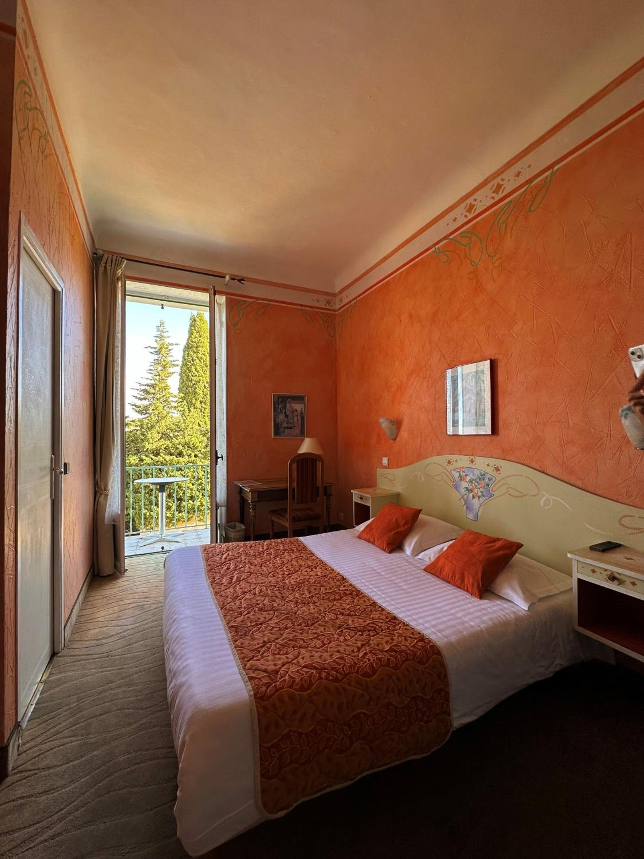 Double Room with Balcony - Photo 3