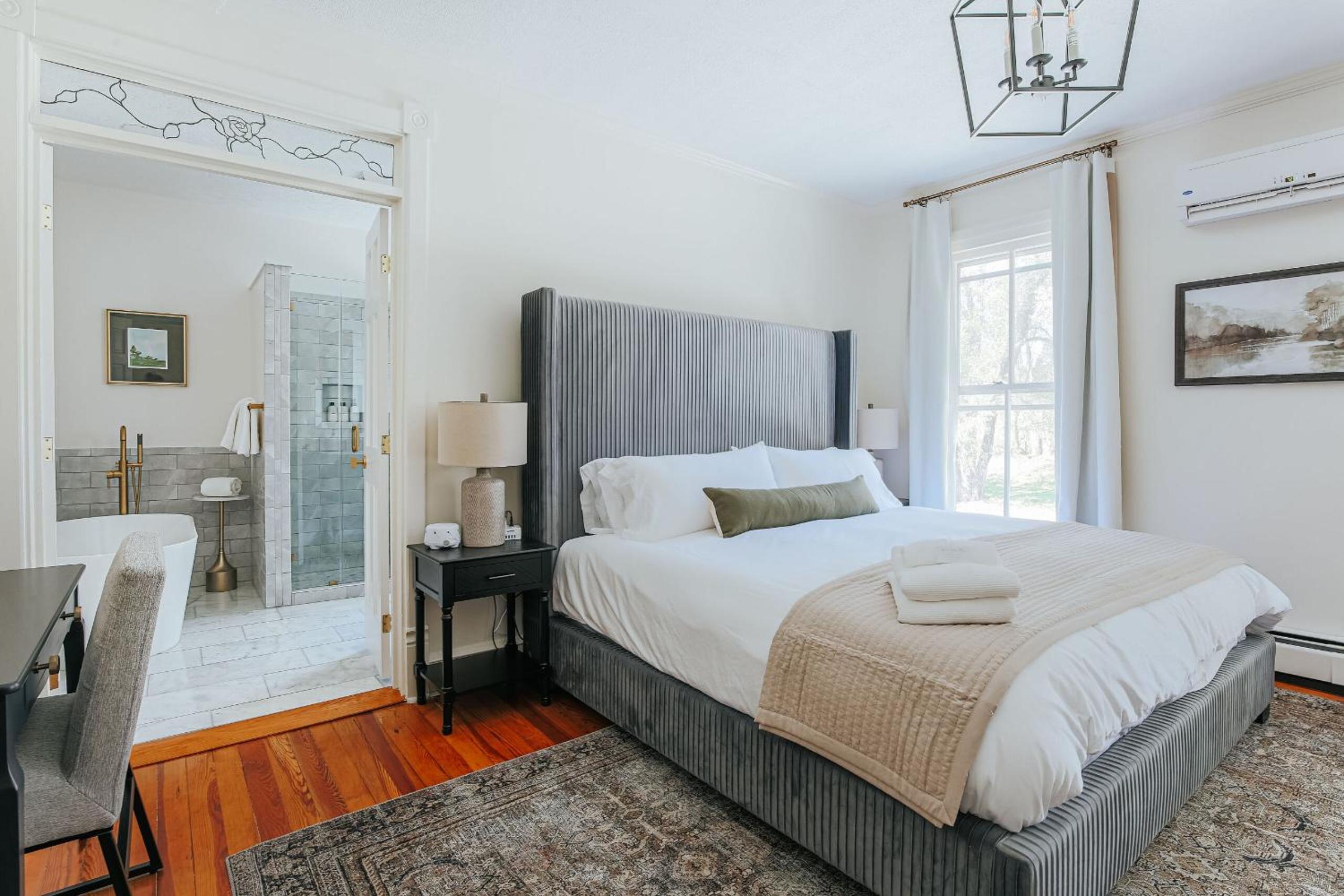 Standard King Room photo 1