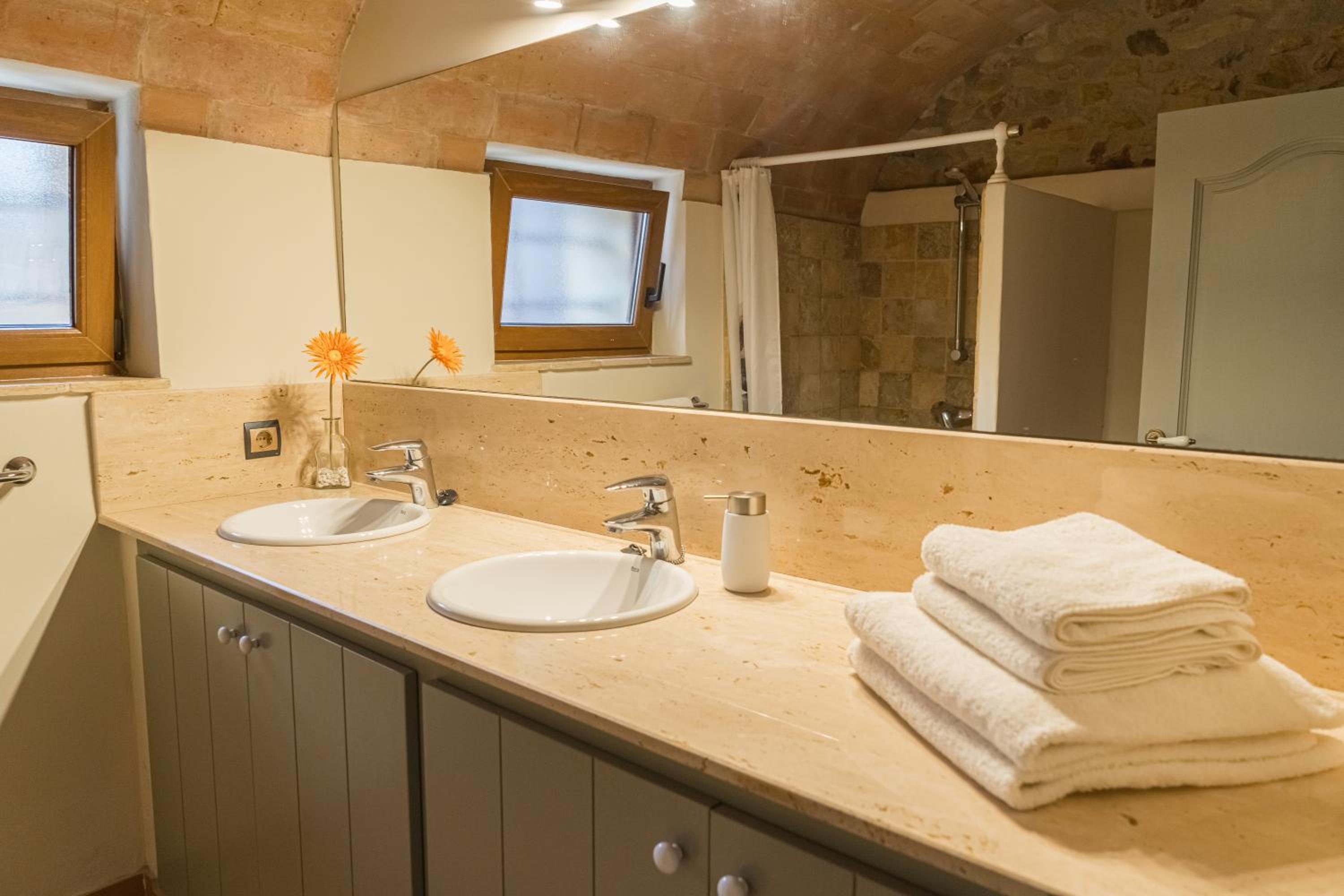 Deluxe Double Room with Shower photo 3
