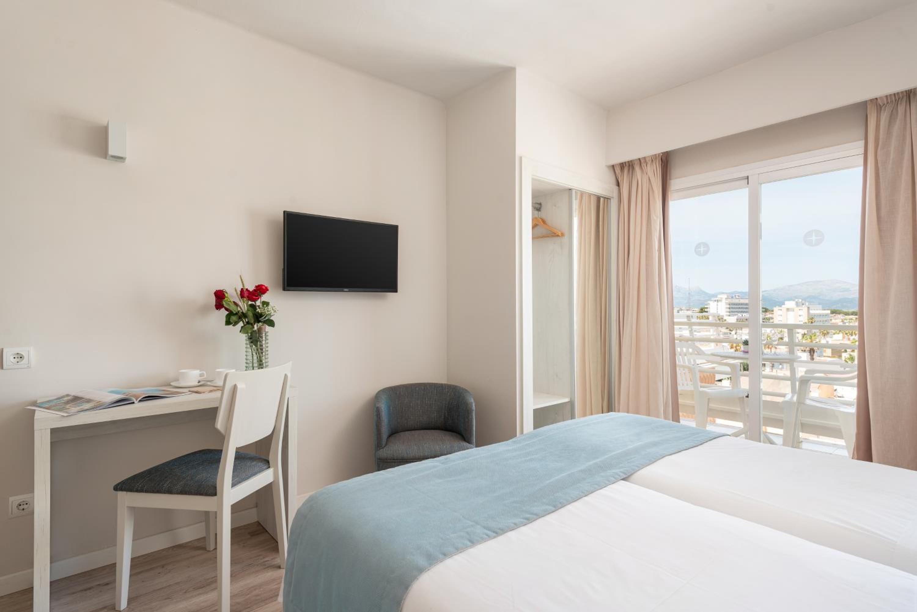 Double or Twin Room with Side Sea View photo 3