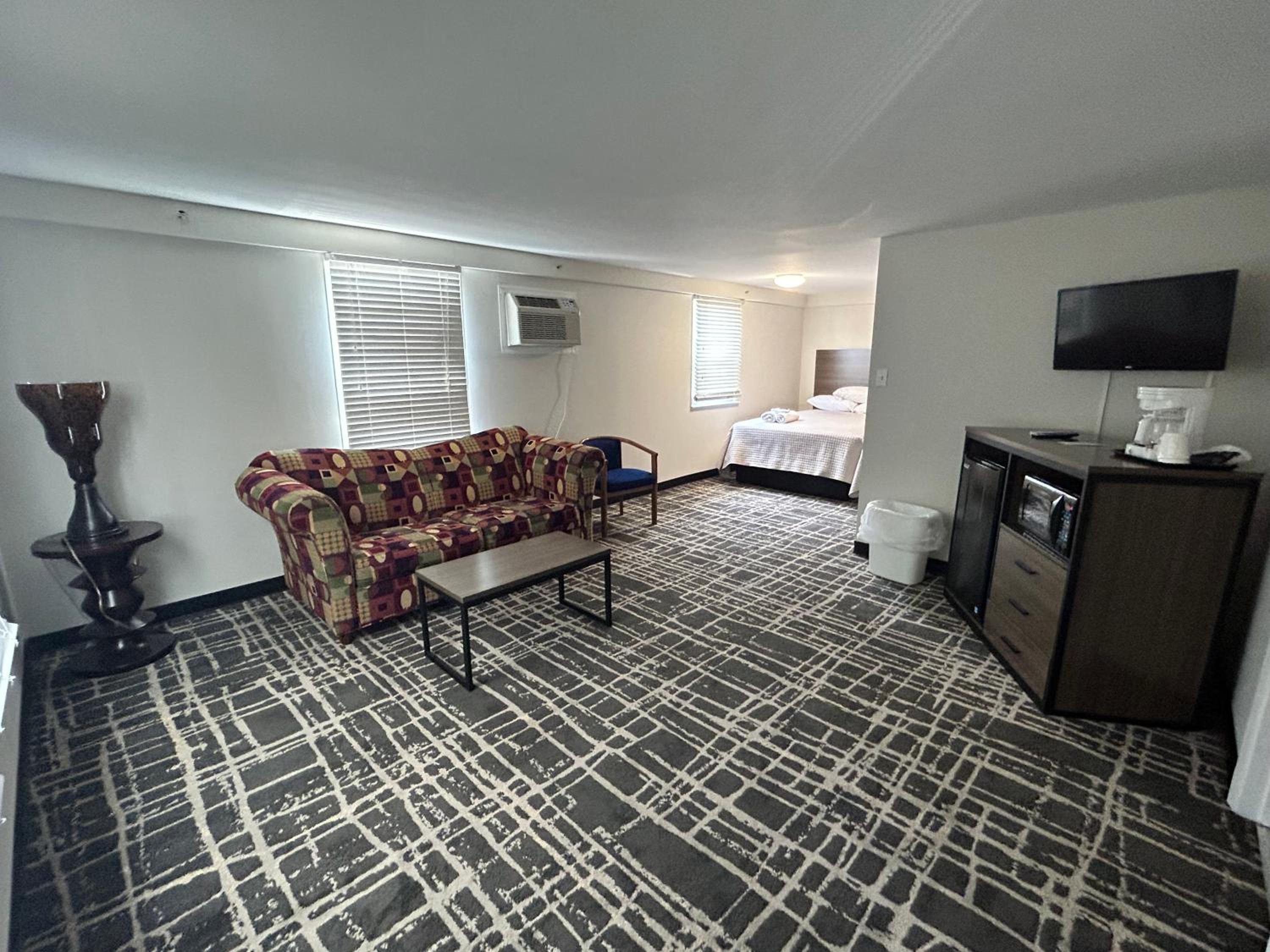 Queen Suite with Pool View