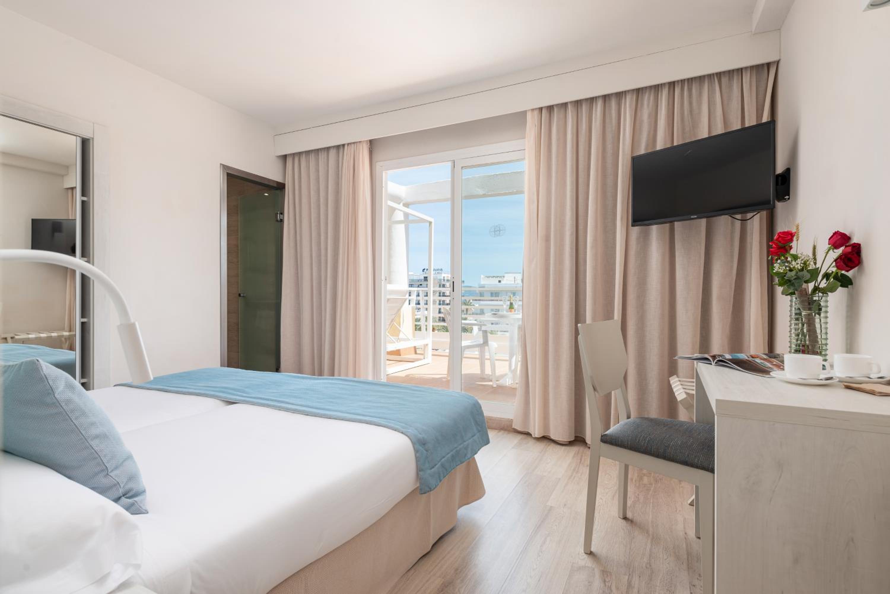 Deluxe Double Room with Balcony and Sea View photo 3