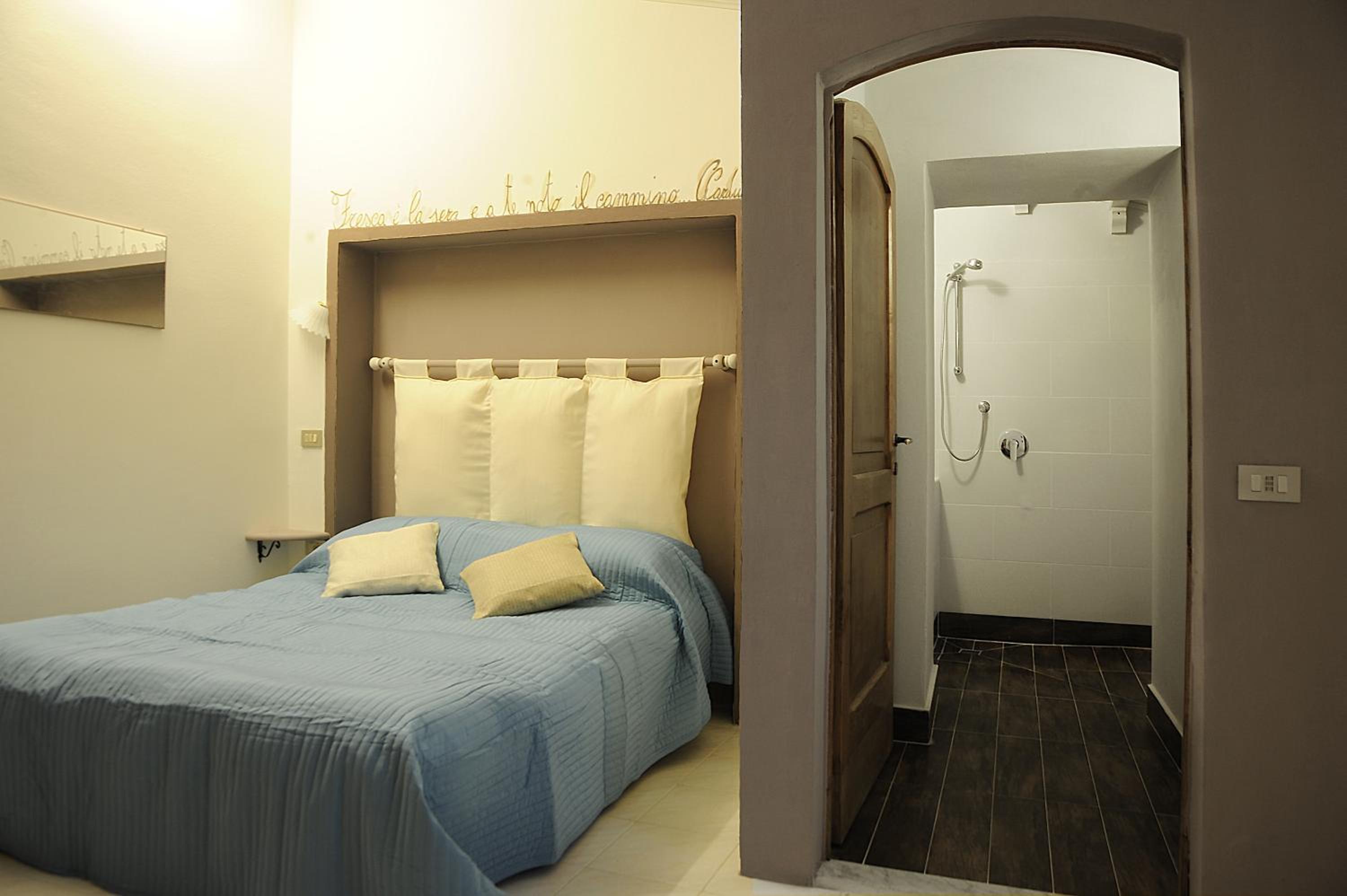 Double Room - Photo 7