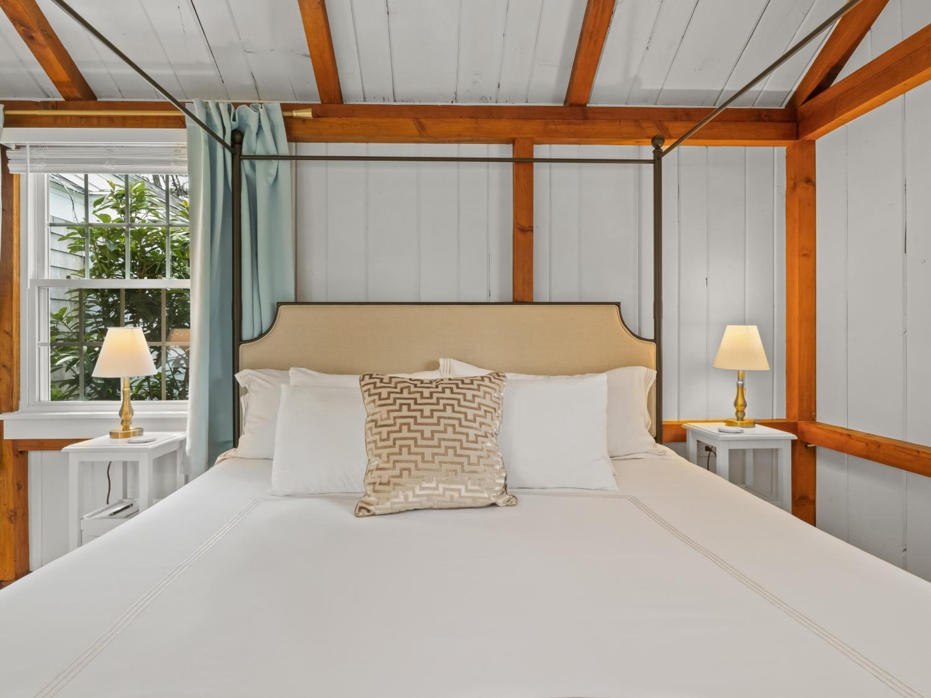 Deluxe King Suite - Pet Friendly photo 2