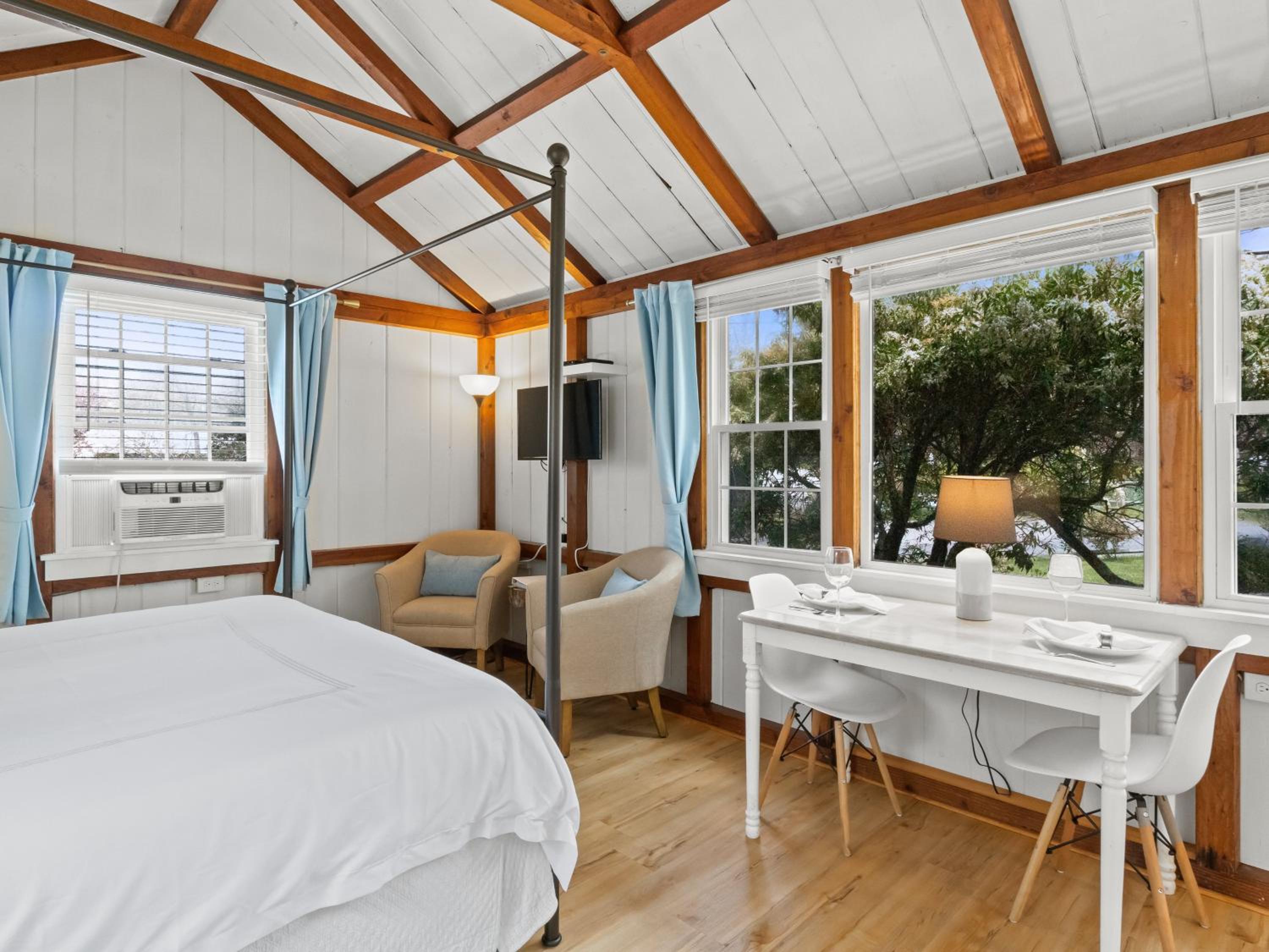 Deluxe King Suite - Pet Friendly photo 3