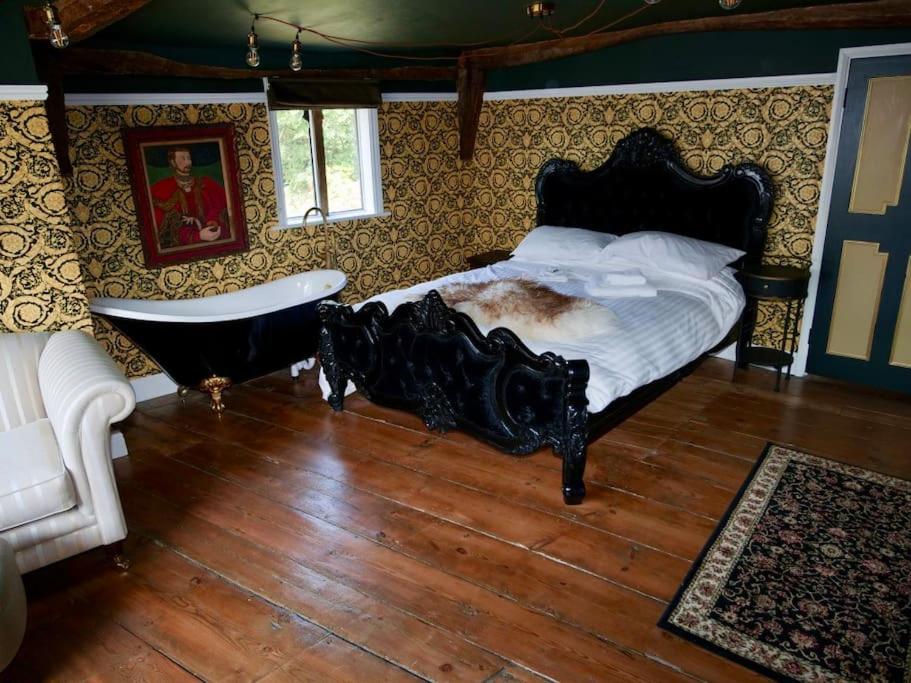Five-Bedroom House photo 2