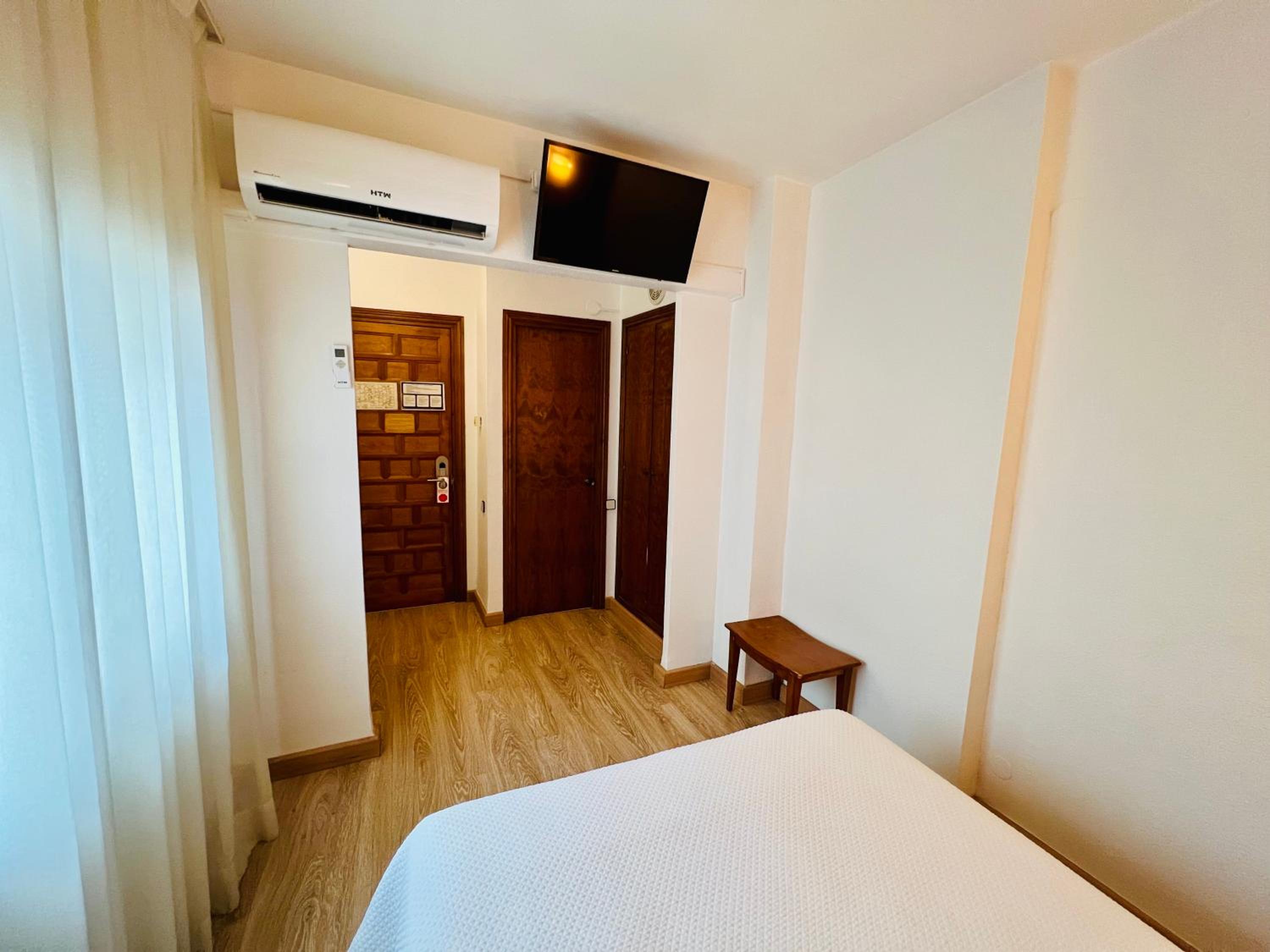 Economy Double Room photo 3