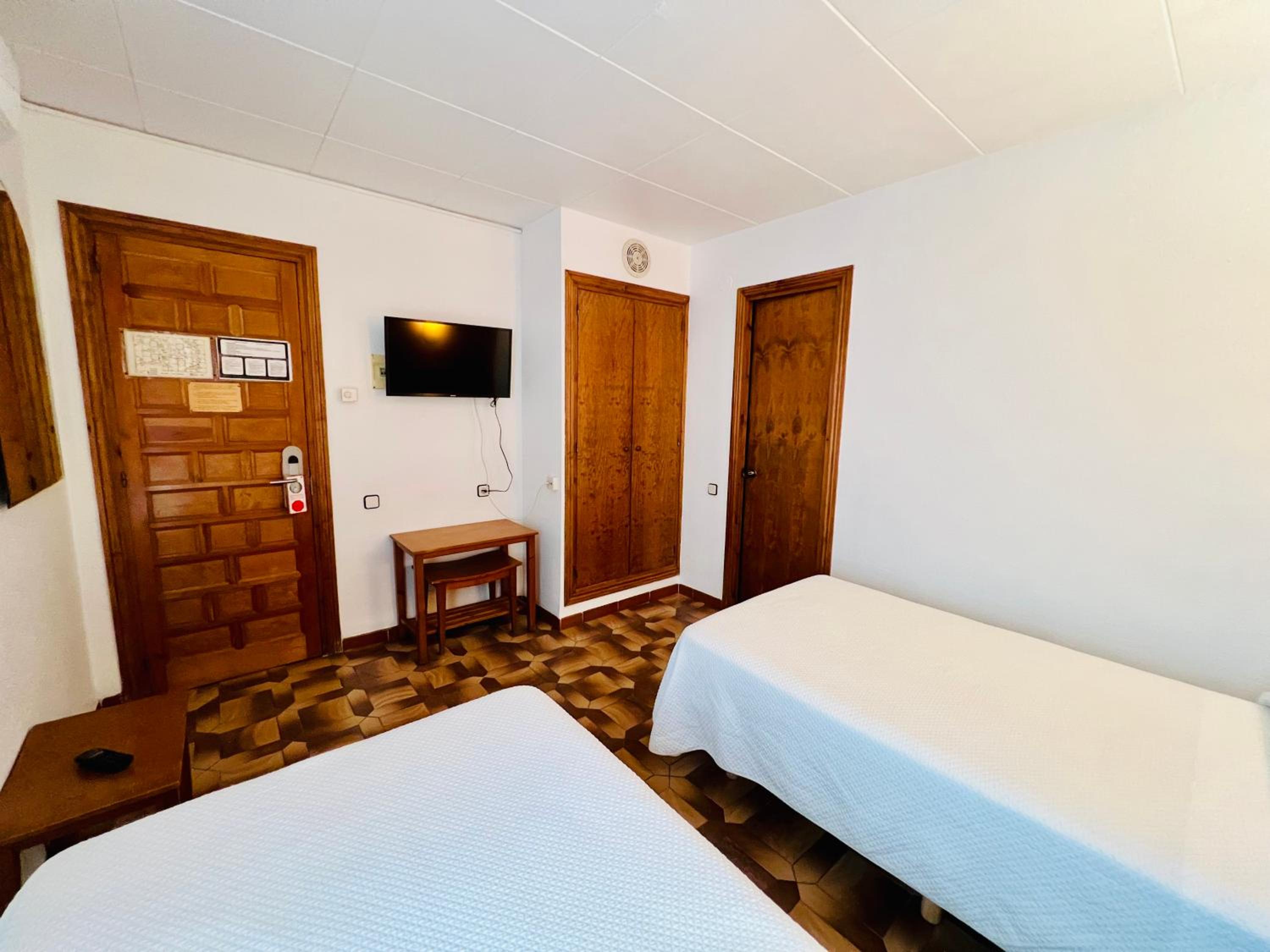 Economy Twin Room photo 3