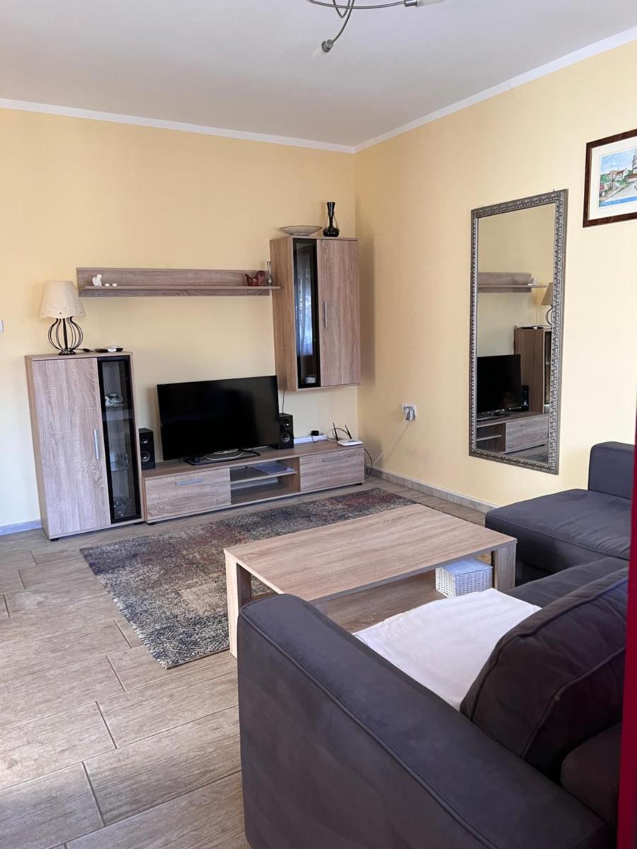 One-Bedroom Apartment - Photo 2